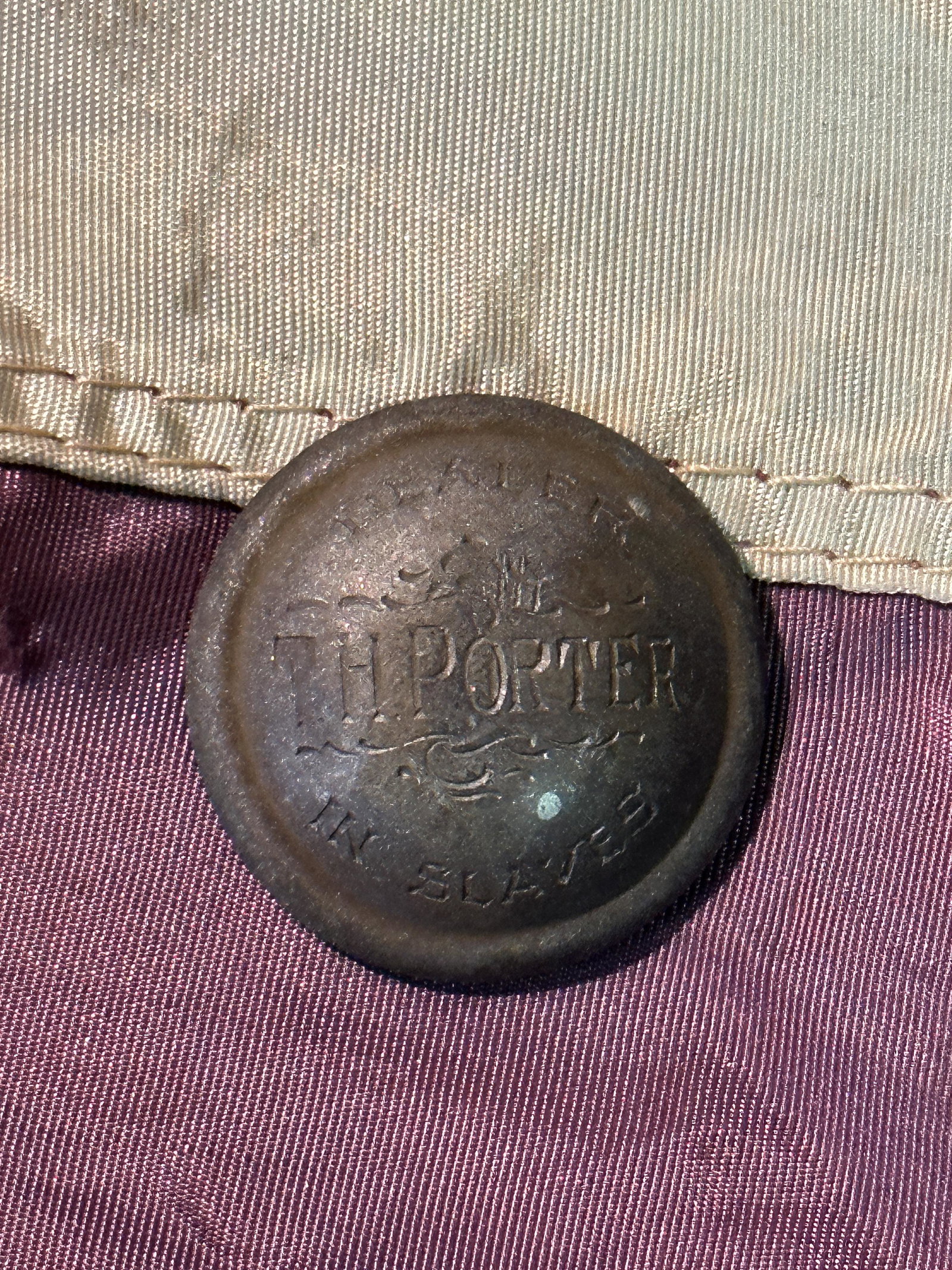 TH PORTER DEALER IN SLAVES 1822 HC SLAVE SERVANT BUTTON: TH PORTER DEALER IN SLAVES 1822 HC SLAVE SERVANT BUTTON. A VERY RARE FIND. IT IS IN MINT OVERALL SHAPE AND CONDITION WITH A BEAUTIFUL OVERALL PATINA. SHOWS GOOD WEAR AND USE. PLEASE VIEW ALL DETAILED 