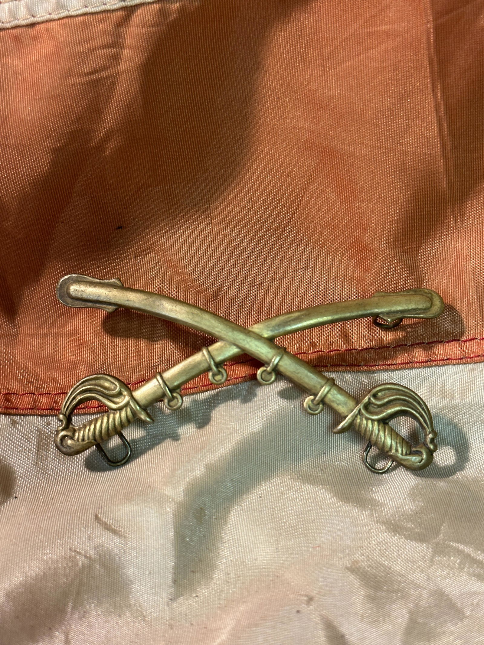 RARE INDIAN WARS CROSSED SABERS KEPI HAT CAP DEVICE BADGE: RARE INDIAN WARS CROSSED SABERS KEPI HAT CAP DEVICE BADGE. IT IS IN MINT OVERALL SHAPE AND CONDITION WITH A BEAUTIFUL OVERALL PATINA. HAS A GREAT LOOK TO IT WITH AN EXCELLENT OVERALL EYE APPEAL. PLEAS