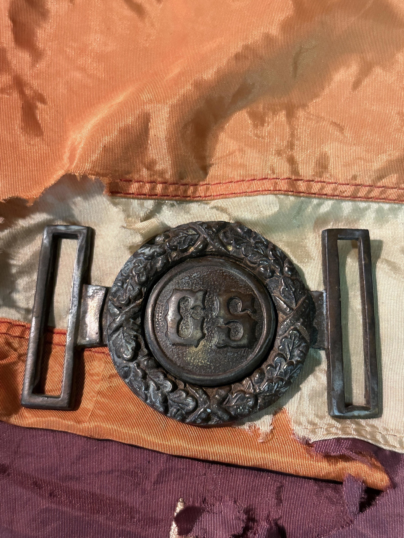 SCARCE CIVIL WAR CONFEDERATE VETERANS CS 2 PIECE BELT BUCKLE: SCARCE CIVIL WAR CONFEDERATE VETERANS CS 2 PIECE BELT BUCKLE. A RARE FIND. IT IS IN MINT OVERALL SHAPE AND CONDITION WITH A BEAUTIFUL OVERALL PATINA. HAS A GREAT LOOK TO IT WITH AN EXCELLENT OVERALL E