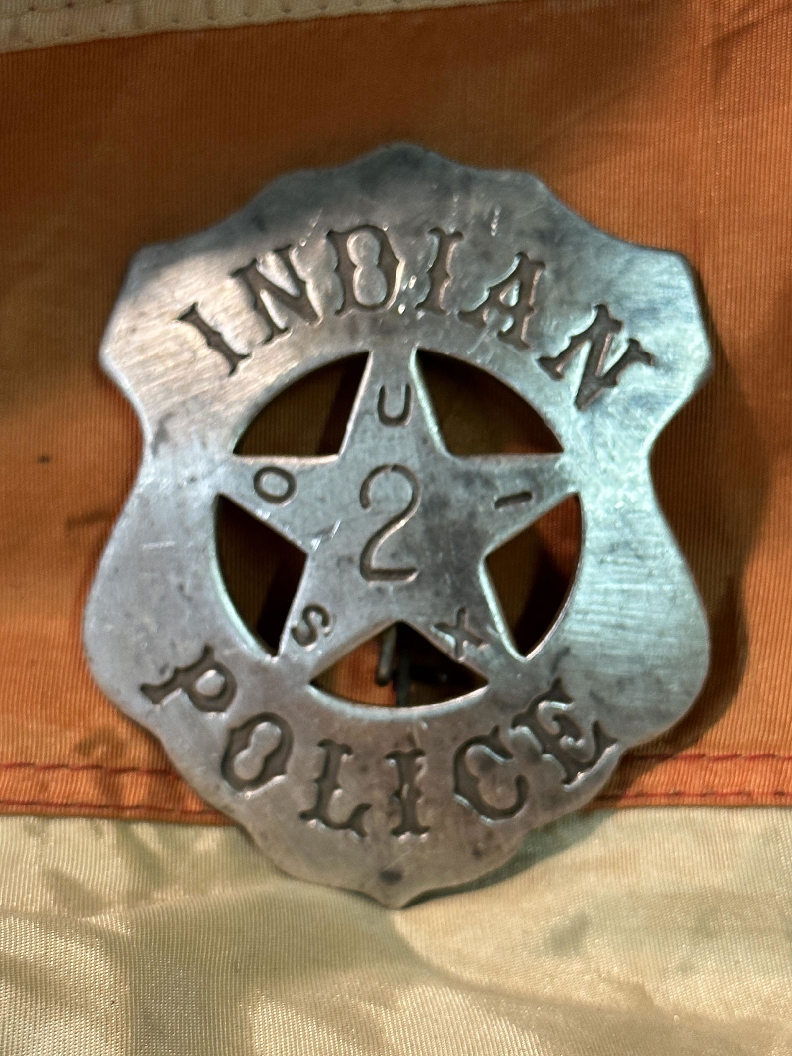 ANTIQUE NATIVE AMERICAN INDIAN POLICE SOUIX BADGE: ANTIQUE NATIVE AMERICAN INDIAN POLICE SOUIX BADGE. IT IS IN MINT OVERALL SHAPE AND CONDITION WITH A BEAUTIFUL OVERALL PATINA. HAS A GREAT LOOK TO IT WITH AN EXCELLENT OVERALL EYE APPEAL. PLEASE VIEW A