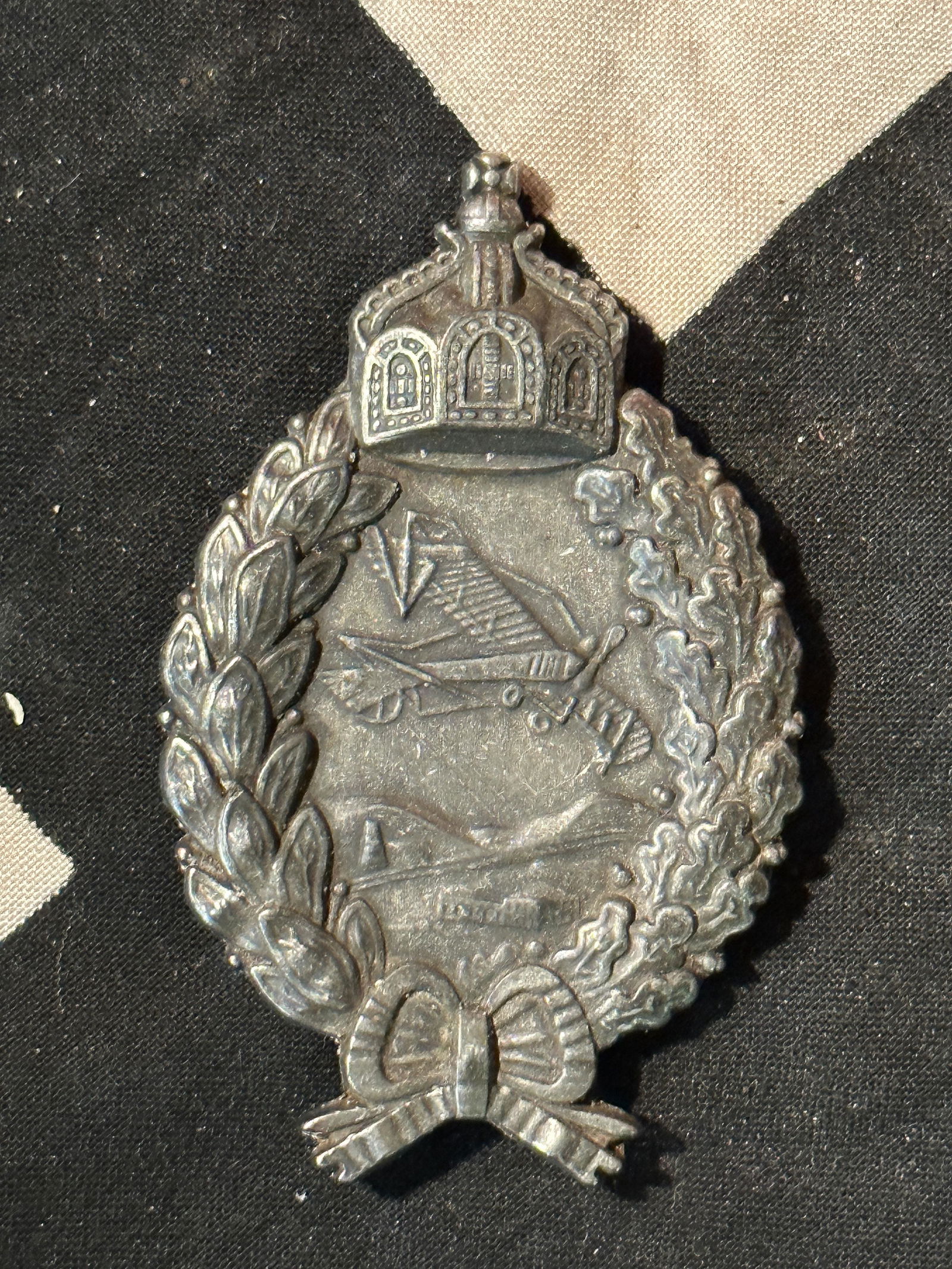 WW1 GERMAN IMPERIAL PRUSSIAN PILOT BADGE W/MAKER MARKS: WW1 GERMAN IMPERIAL PRUSSIAN PILOT BADGE W/MAKER MARKS. A RARE FIND. IT IS IN MINT OVERALL SHAPE AND CONDITION WITH A BEAUTIFUL OVERALL PATINA. SHOWS GOOD WEAR AND USE. PLEASE VIEW ALL DETAILED PICTUR