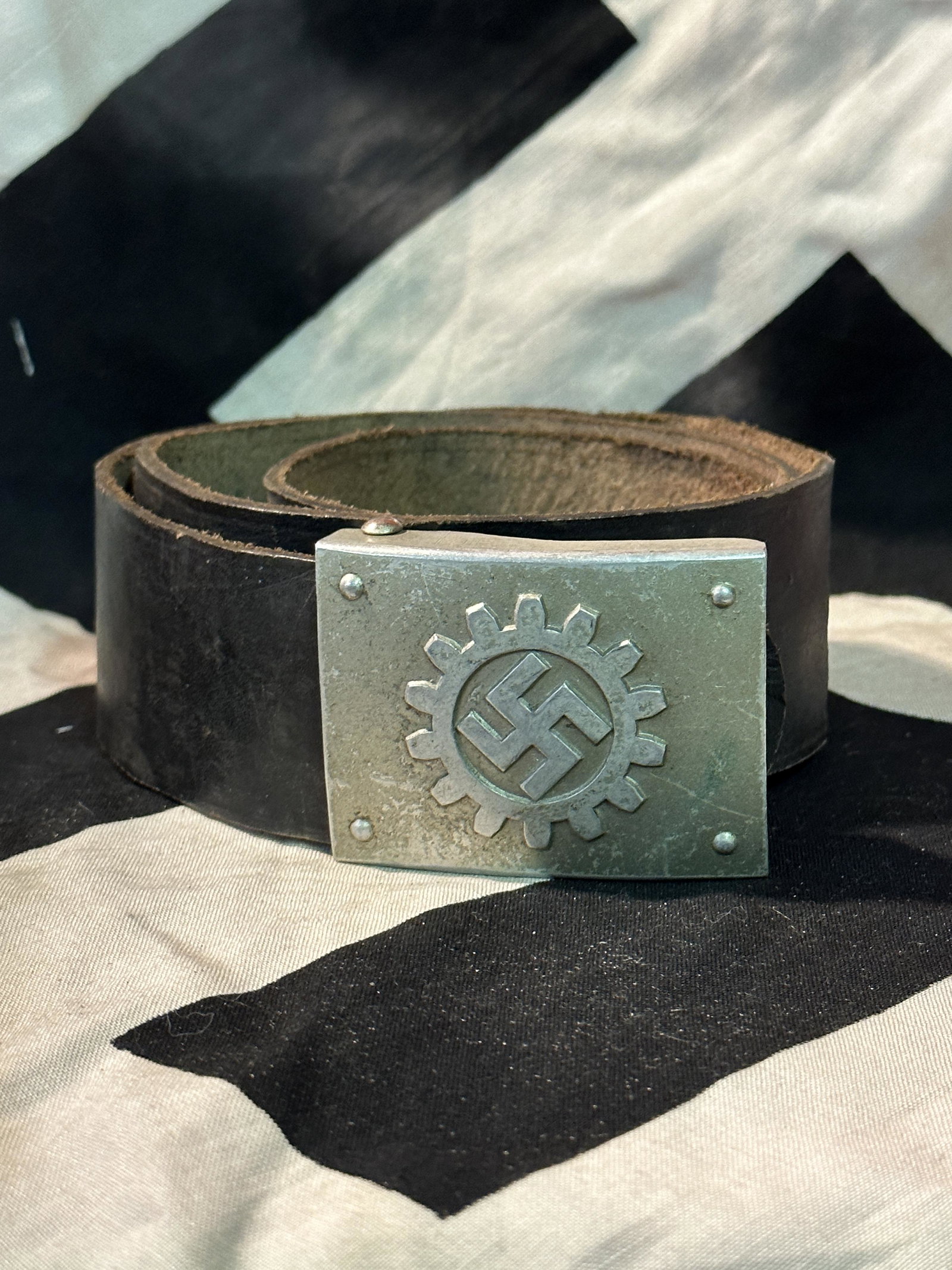 RARE MAKER MARKED WW2 GERMAN ALUMINUM DAF BUCKLE WITH BELT: RARE MAKER MARKED WW2 GERMAN ALUMINUM DAF BUCKLE WITH BELT. A VERY RARE FIND. IT IS IN MINT OVERALL SHAPE AND CONDITION WITH A BEAUTIFUL OVERALL PATINA. HAS A GREAT LOOK TO IT WITH AN EXCELLENT OVERAL