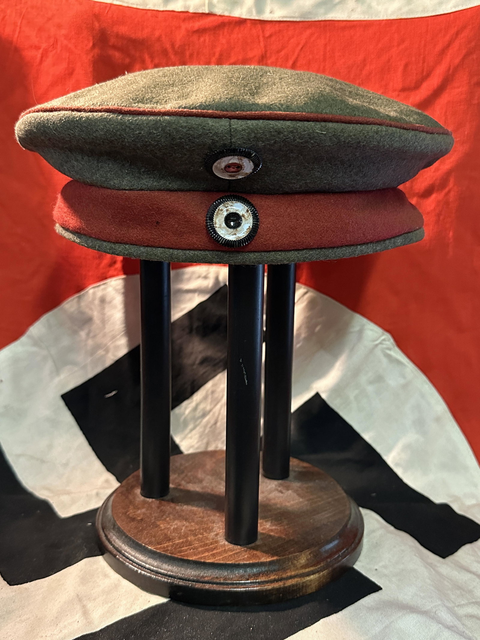 RARE WW1 GERMAN M1907 ENLISTED MAN FIELD CAP - FELDMUTZEN: RARE WW1 GERMAN M1907 ENLISTED MAN FIELD CAP - FELDMUTZEN. IT IS IN MINT OVERALL SHAPE AND CONDITION WITH A BEAUTIFUL OVERALL PATINA. SHOWS GOOD WEAR AND USE. PLEASE VIEW ALL DETAILED PICTURES. A WELL