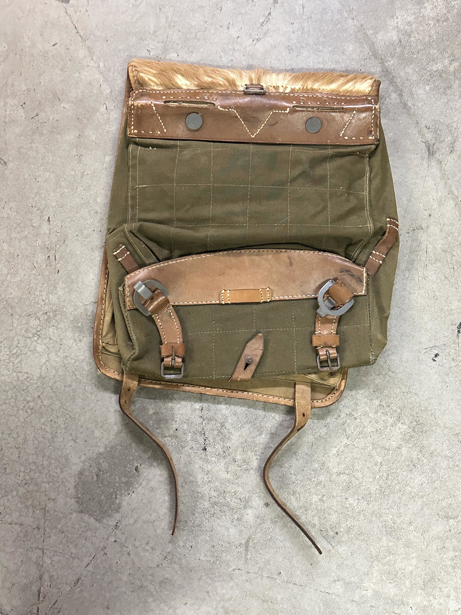 SCARCE WW2 GERMAN HEER ARMY SOLDIER FUR BAG: SCARCE WW2 GERMAN HEER ARMY SOLDIER FUR BAG. A RARE FIND. IT IS IN MINT OVERALL SHAPE AND CONDITION WITH A BEAUTIFUL OVERALL PATINA. SHOWS GOOD WEAR AND USE. WAS BROUGHT BACK HOME BY A VET. PLEASE VIE