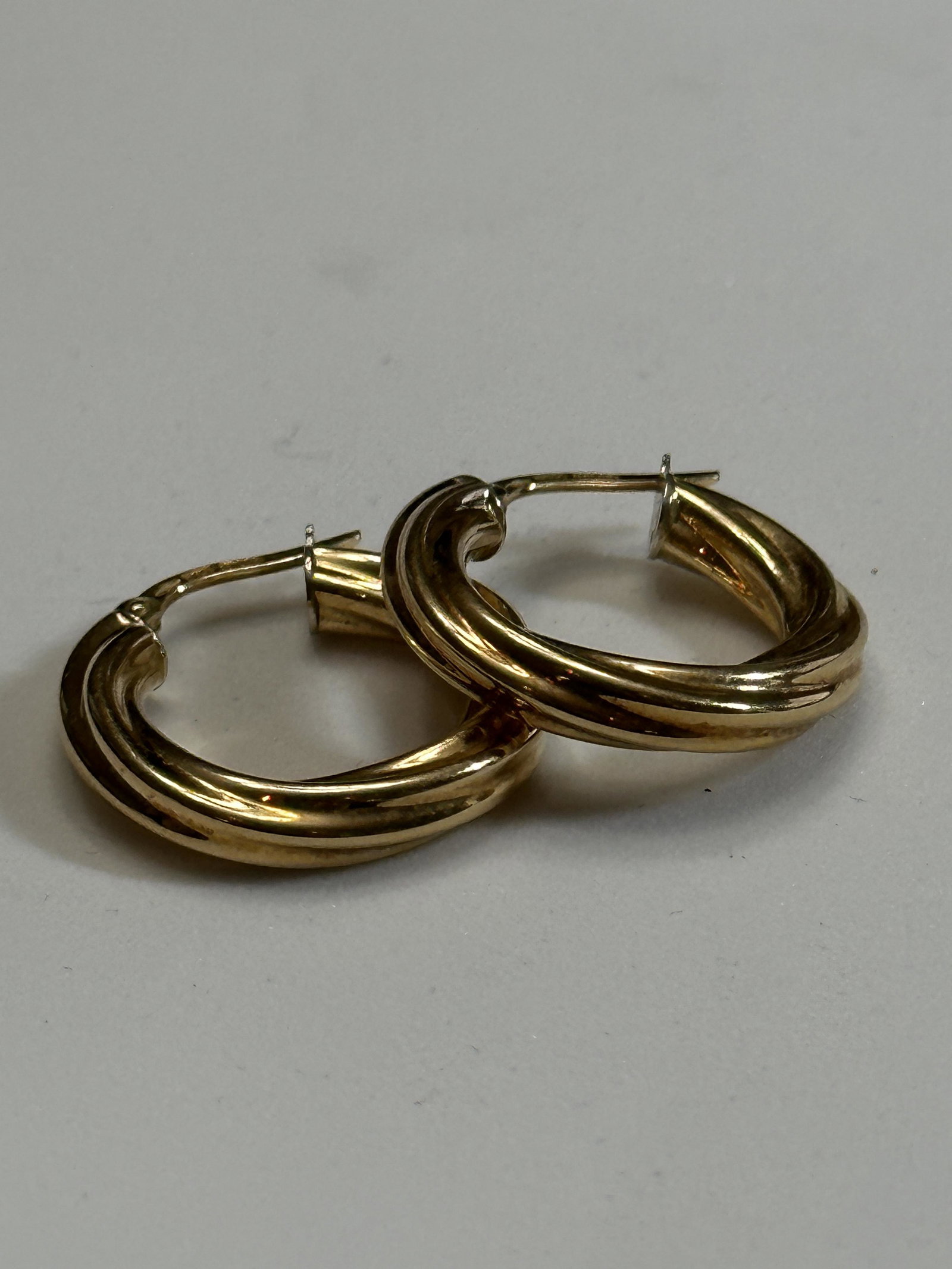 MILOR ITALY 18K GOLD BRAIDED HOOP EARRINGS 3/4" DROP: MILOR ITALY 18K GOLD BRAIDED HOOP EARRINGS 3/4" DROP. IN GOOD SHAPE AND CONDITION. A GREAT FIND AND AN EXCELLENT ADDITION TO YOUR COLLECTION.