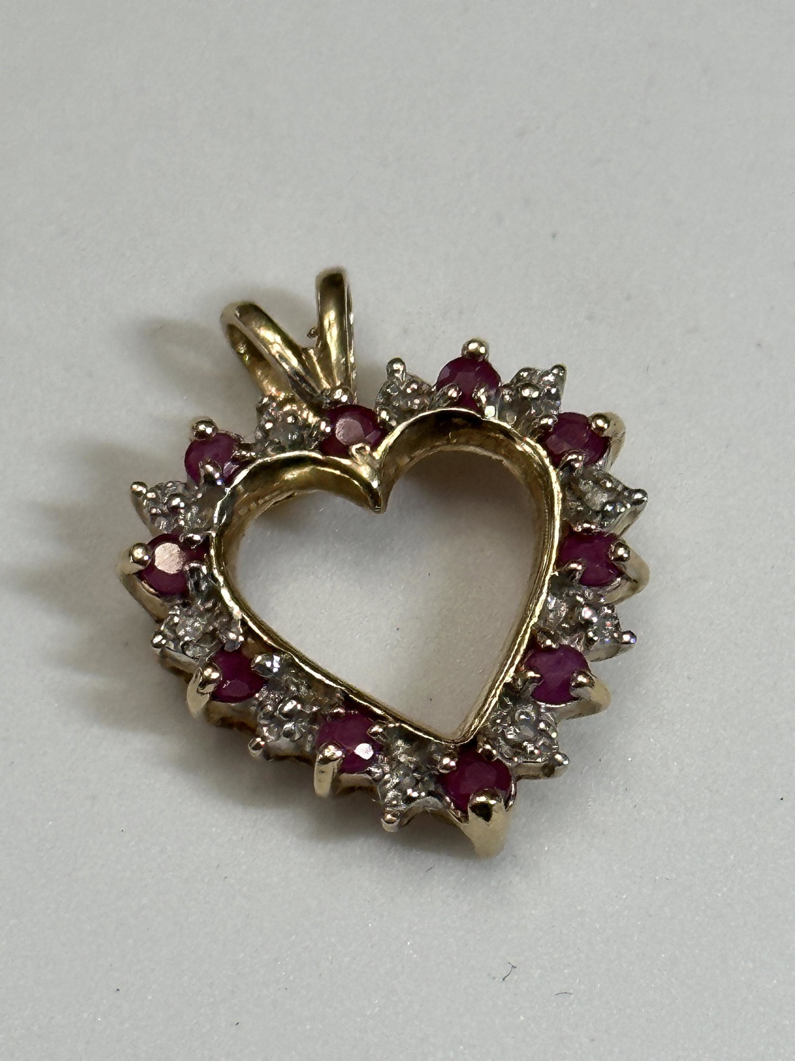 ESTATE 10K GOLD 3/4 TCW RUBY AND DIAMOND PENDANT (1 of 3)