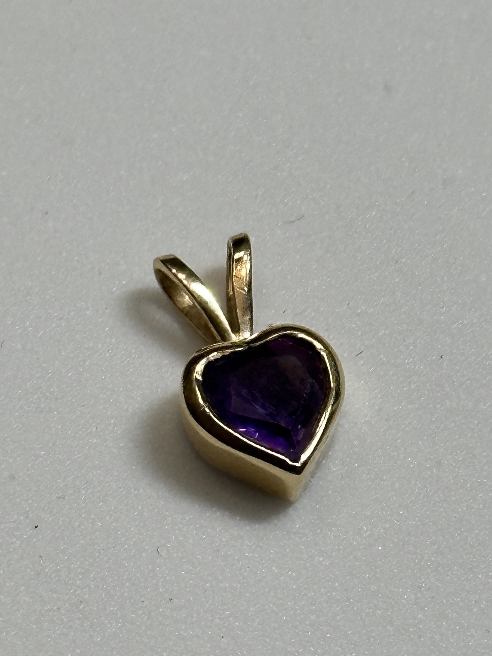 ESTATE 14K GOLD AMETHYST HEART SHAPED PENDANT: ESTATE 14K GOLD AMETHYST HEART SHAPED PENDANT. A GREAT ADDITION TO YOUR COLLECTION.