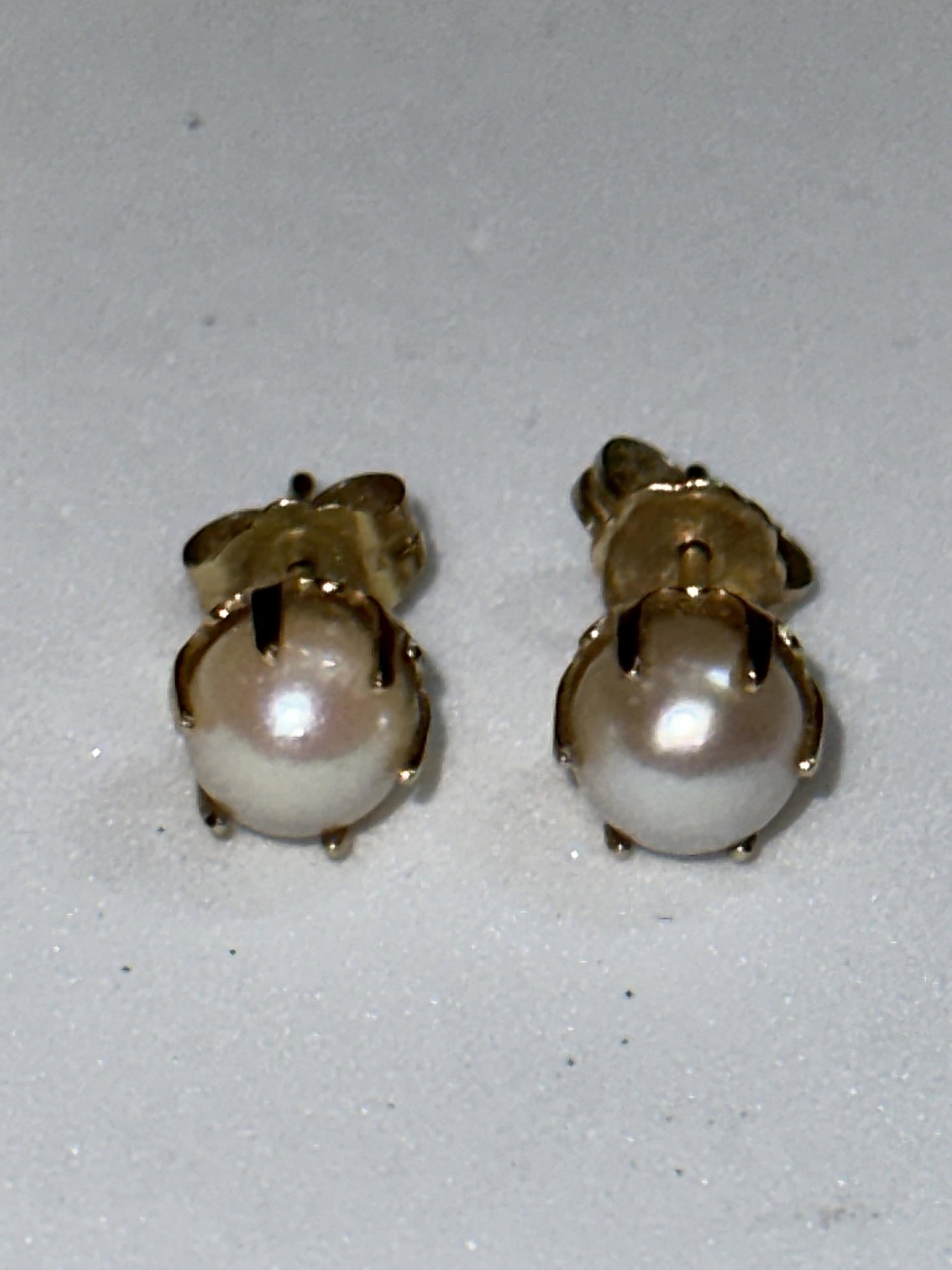 ESTATE 14K GOLD MABE PEARL STUDS EARRINGS: ESTATE 14K GOLD MABE PEARL STUDS EARRINGS. IN MINT OVERALL SHAPE AND CONDITION. A GREAT FIND AND AN EXCELLENT ADDITION TO YOUR COLLECTION.