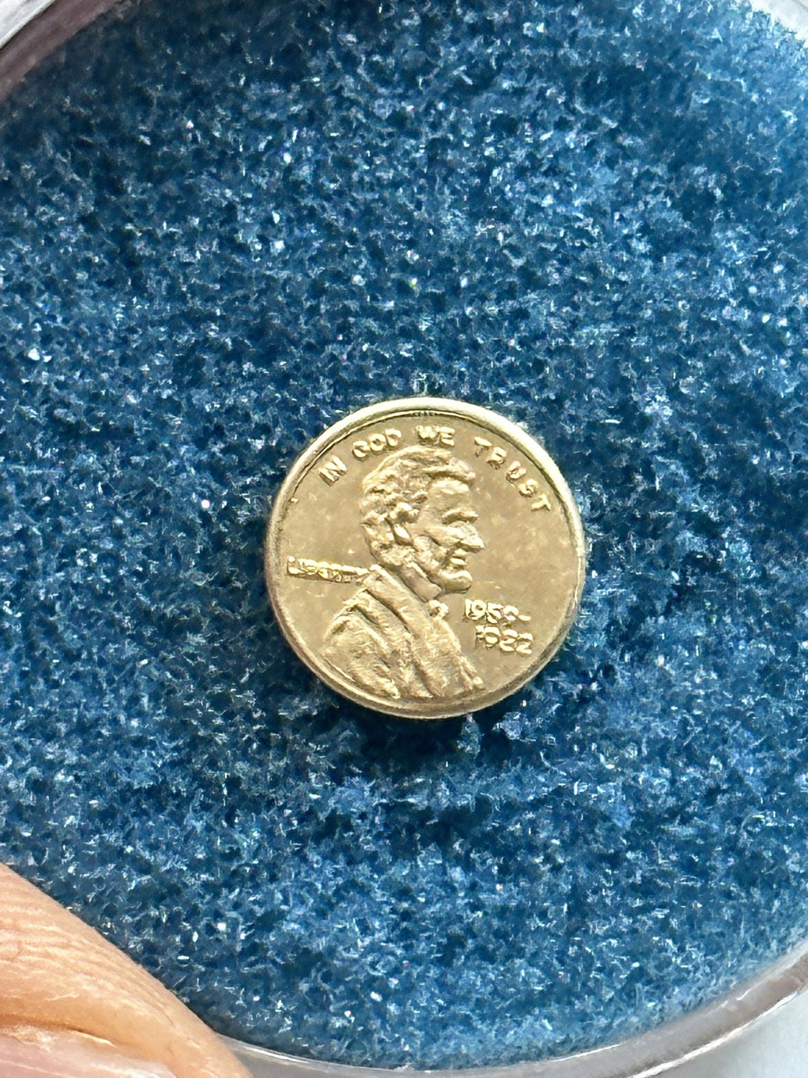 RARE 14K SOLID GOLD MINIATURE LINCOLN PENNY - VERY COLLECTIBLE: RARE 14K SOLID GOLD MINIATURE LINCOLN PENNY - VERY COLLECTIBLE AND SOUGHT AFTER BY DEALERS AND COLLECTORS. IT IS IN MINT OVERALL SHAPE AND CONDITION. HAS A GREAT LOOK TO IT WITH AN EXCELLENT OVERALL E