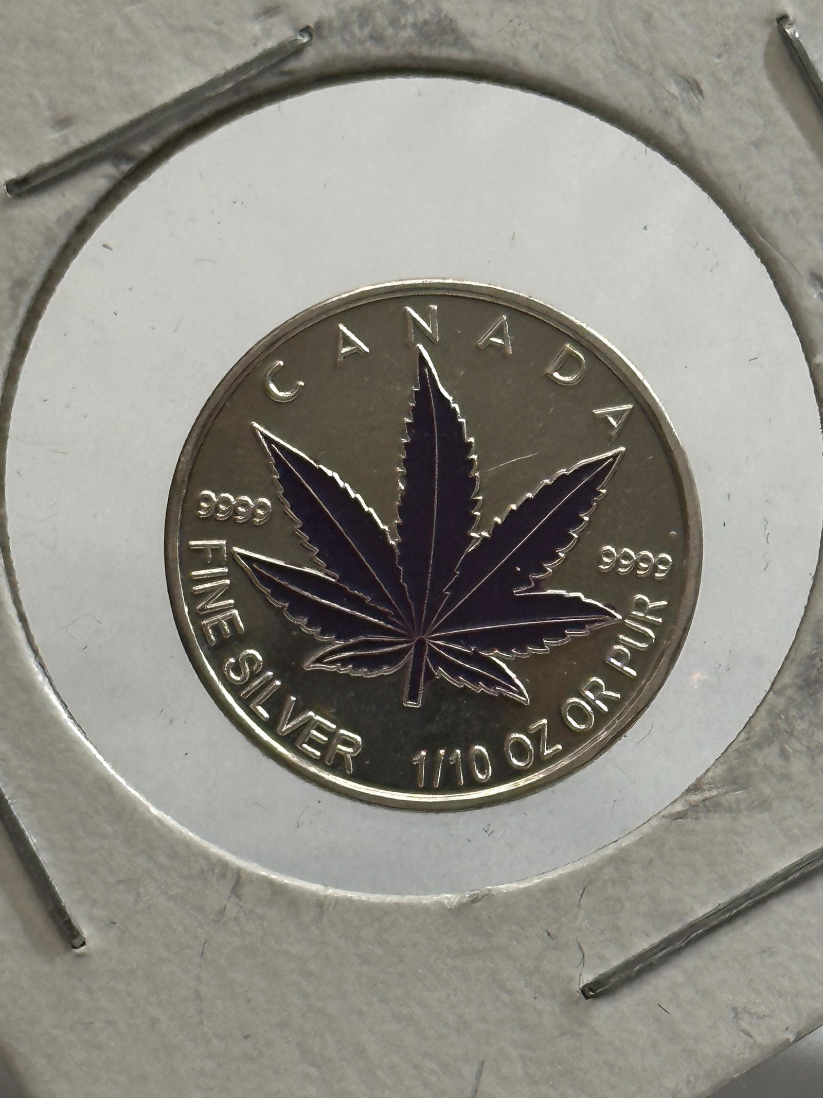 CANADIAN 1/10 OZ FINE SILVER ROUND WITH CAMEO MAPLE LEAF (1 of 2)