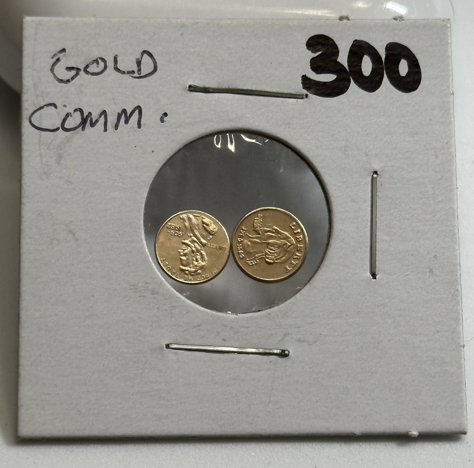 LOT OF (2) 14K GOLD MINIATURE GOLD COINS - WASHINGTON QUARTER AND LINCOLN PENNY: LOT OF (2) 14K GOLD MINIATURE GOLD COINS - WASHINGTON QUARTER AND LINCOLN PENNY. A RARE COMMEMORATIVE SET. IT IS IN MINT OVERALL SHAPE AND CONDITION. A GREAT FIND AND AN EXCELLENT ADDITION TO YOUR COL