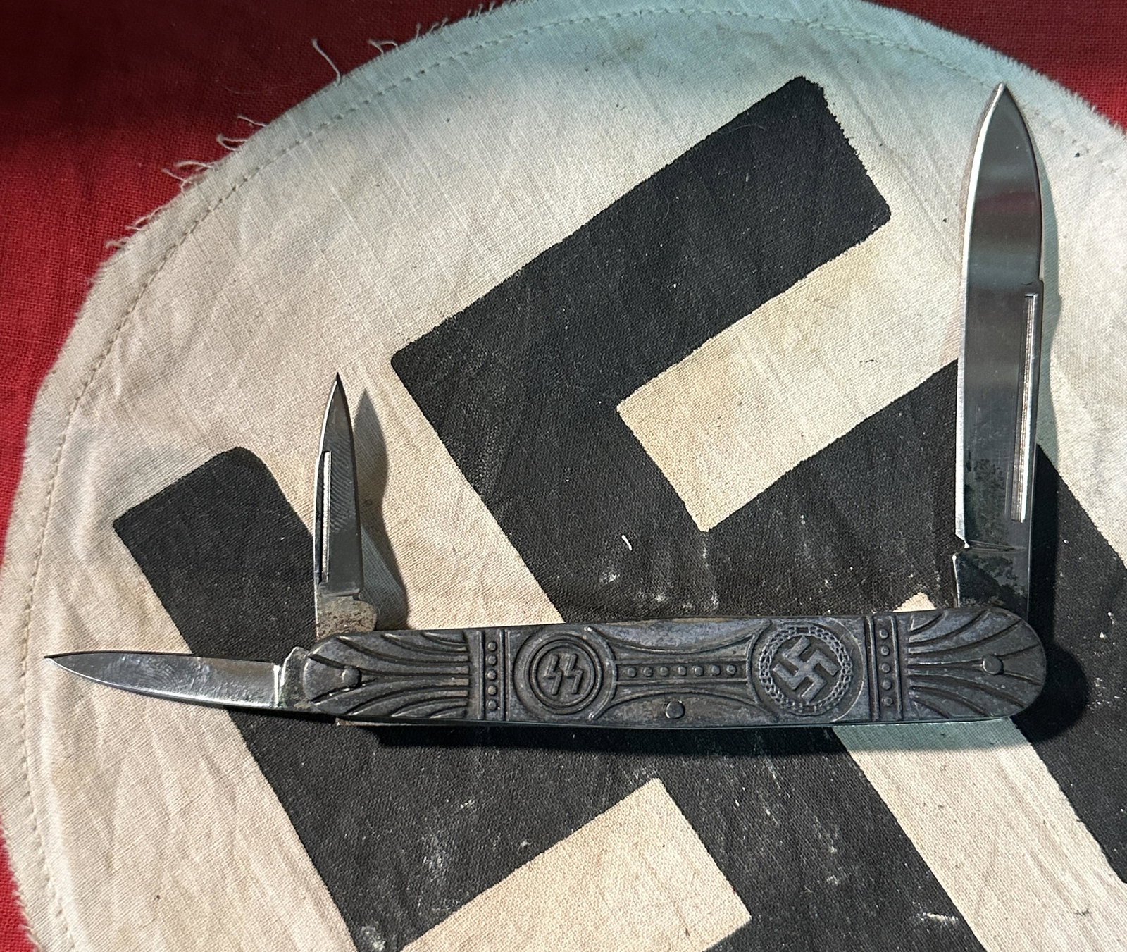 RARE WW2 GERMAN WAFFEN SS OFFICER POCKET KNIFE: RARE WW2 GERMAN WAFFEN SS OFFICER POCKET KNIFE. A VERY RARE FIND. IT IS IN MINT OVERALL SHAPE AND CONDITION WITH A BEAUTIFUL OVERALL PATINA. HAS A GREAT LOOK TO IT WITH AN EXCELLENT OVERALL EYE APPEAL