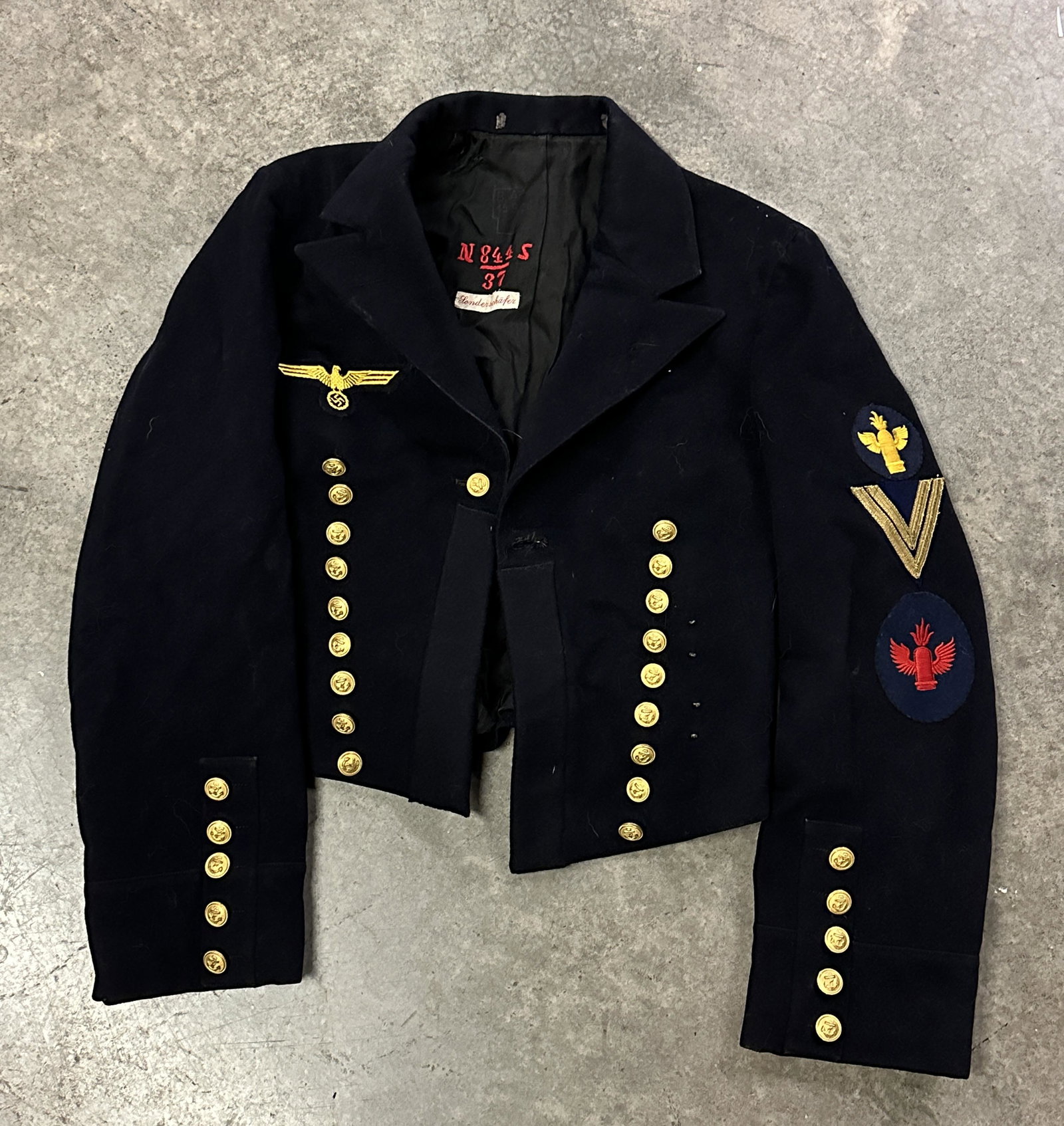 RARE WW2 GERMAN KRIEGSMARINE PEACOAT - ID'D: RARE WW2 GERMAN KRIEGSMARINE PEACOAT - ID'D ON THE INSIDE WITH MAKER MARKS- VIEW PICTURES. ORIGINAL ERA MANUFACTURE. DARK BLUE WOOL DOUBLE BRESTED SHORT JACKET WITH ANCHOR BUTTONS. THIS TUNIC IS VERY