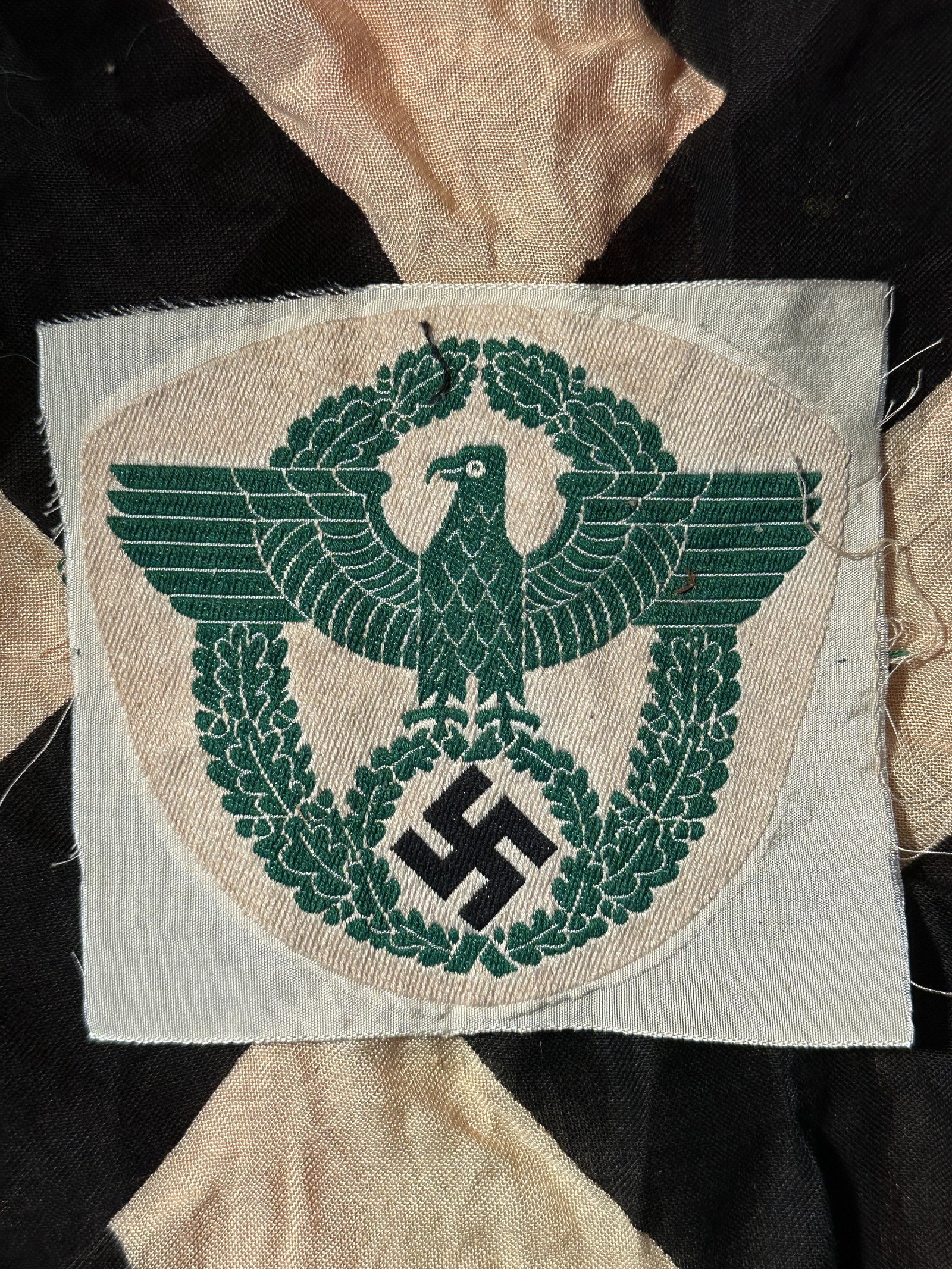 WW2 GERMAN POLICE SPORTS VEST INSIGNIA CLOTH BADGE: WW2 GERMAN POLICE SPORTS VEST INSIGNIA CLOTH BADGE. IN GOOD SHAPE AND CONDITION WITH A BEAUTIFUL OVERALL PATINA. SHOWS GOOD WEAR AND HEAVY USE. PLEASE VIEW ALL DETAILED PICTURES. A WELL MADE ANTIQUE G