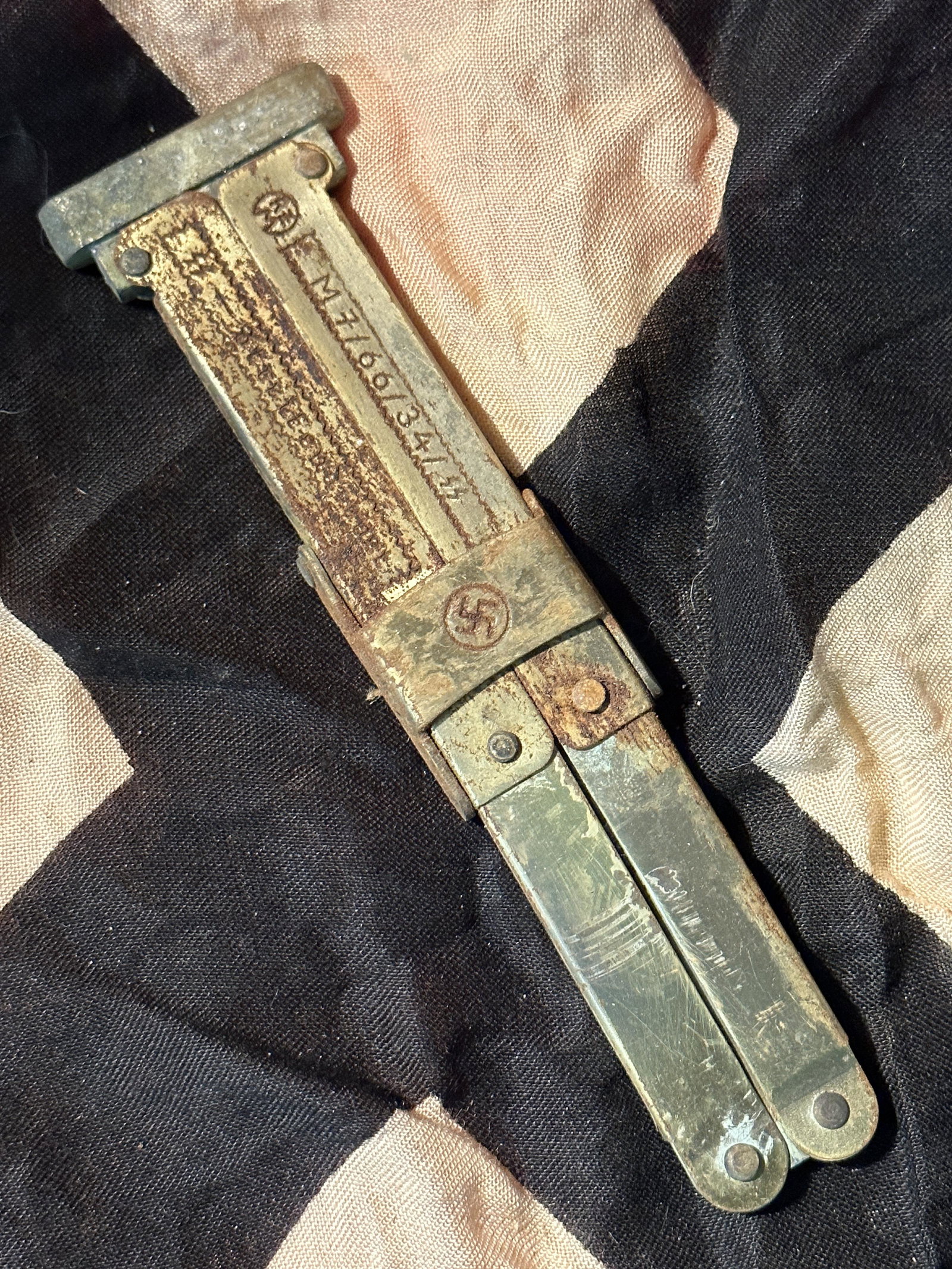 WW2 GERMAN WAFFEN SS GRAVITY FOLDING KNIFE: WW2 GERMAN WAFFEN SS GRAVITY FOLDING KNIFE. A RARE FIND. IT IS IN MINT OVERALL SHAPE AND CONDITION WITH A BEAUTIFUL OVERALL PATINA. SHOWS GOOD WEAR AND HEAVY USE. PLEASE VIEW ALL DETAILED PICTURES. A 