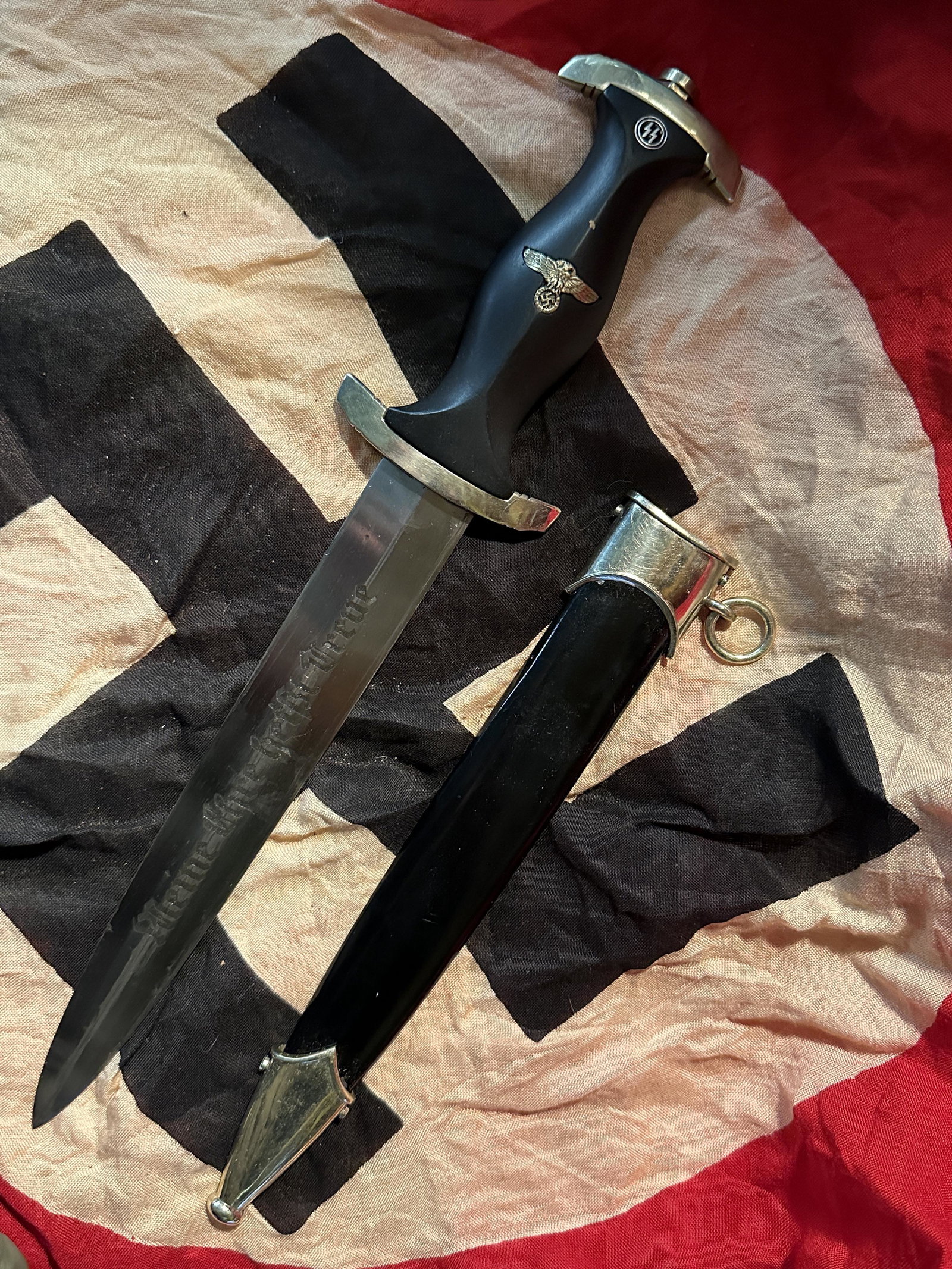 WW2 GERMAN WAFFEN SS DAGGER BY BOKER SOLINGEN: WW2 GERMAN WAFFEN SS DAGGER BY BOKER SOLINGEN. A RARE FIND. IT IS IN MINT OVERALL SHAPE AND CONDITION WITH A BEAUTIFUL OVERALL PATINA. HAS THE BOKER SOLINGEN MAKER MARKS ON IT. ONE SIDE OF THE BLADE I