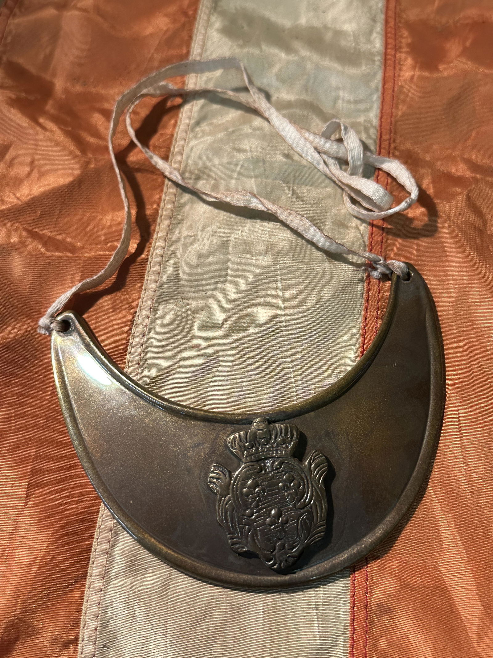 ULTRA RARE REVOLUTIONARY WAR BRITISH OFFICER GORGET: ULTRA RARE REVOLUTIONARY WAR BRITISH OFFICER GORGET. COMES WITH THE NECK TIE THAT WAS PROBABLY ADDED ON LATER. SHOWS GOOD WEAR AND HEAVY USE. LOOKS ABSOLUTELY STUNNING. PLEASE VIEW ALL DETAILED PICTUR