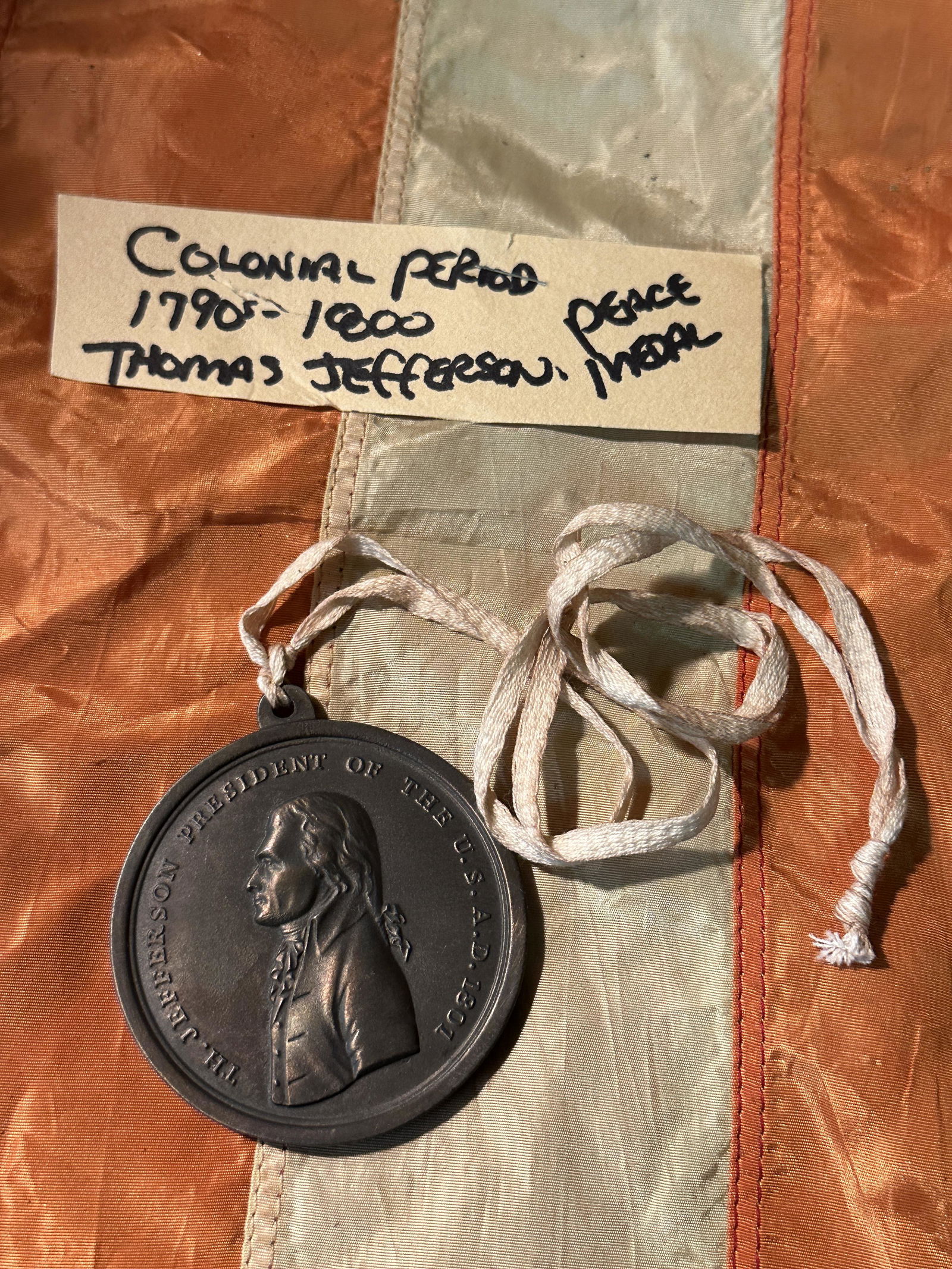 COLONIAL PERIOD 1790-1800 THOMAS JEFFERSON PEACE MEDAL: COLONIAL PERIOD 1790-1800 THOMAS JEFFERSON PEACE MEDAL. A VERY RARE FIND. IT IS IN MINT OVERALL SHAPE AND CONDITION WITH A BEAUTIFUL OVERALL PATINA. SHOWS GOOD WEAR AND USE. HAS A GREAT LOOK TO IT WIT