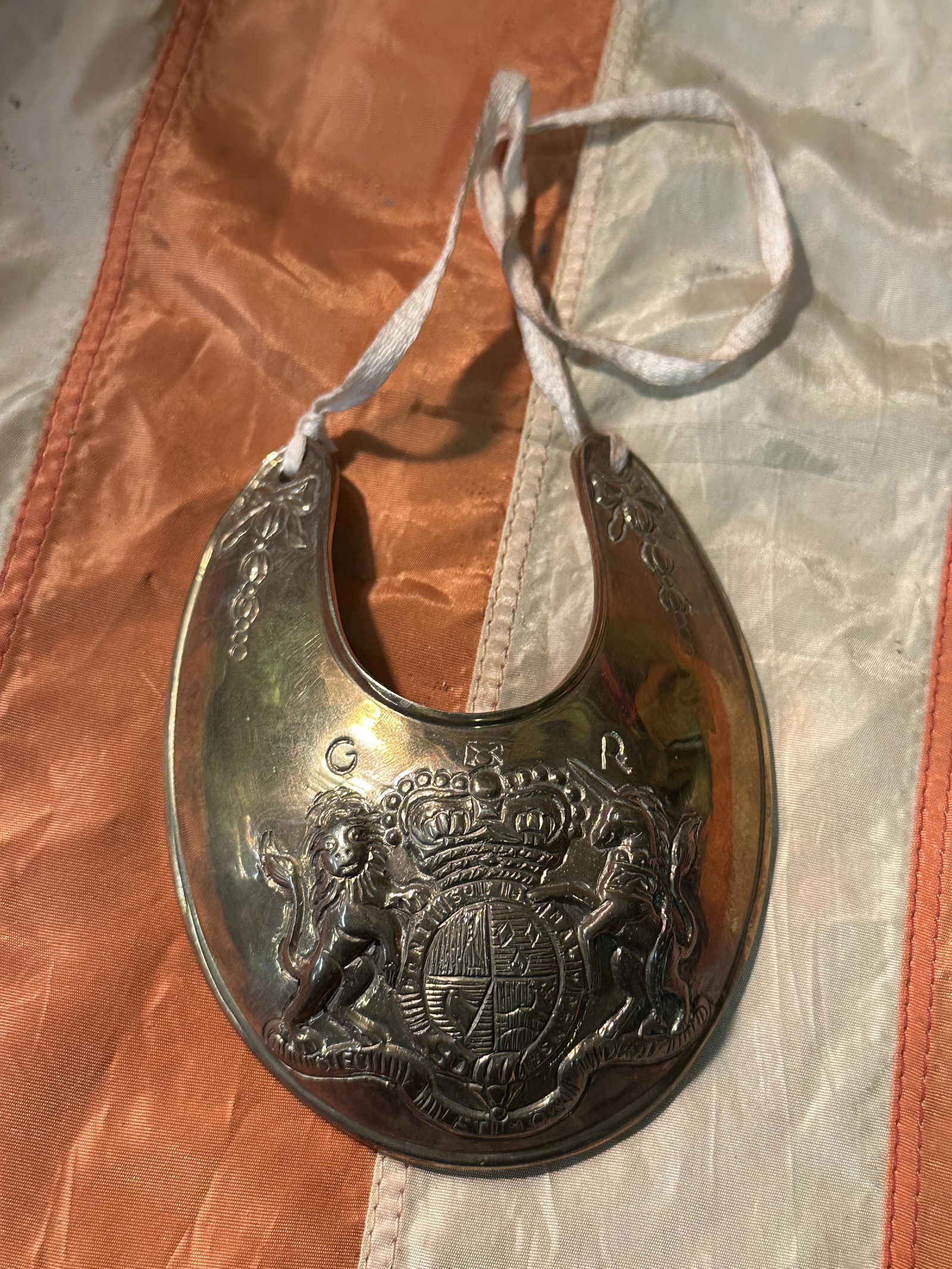 RARE REVOLUTIONARY WAR PERIOD BRITISH OFFICER GORGET: RARE REVOLUTIONARY WAR PERIOD BRITISH OFFICER GORGET. A VERY RARE FIND. IT IS IN MINT OVERALL SHAPE AND CONDITION WITH A BEAUTIFUL OVERALL PATINA. HAS THE BRITISH MOTIF ENGRAVED ON THE THE FRONT OF TH