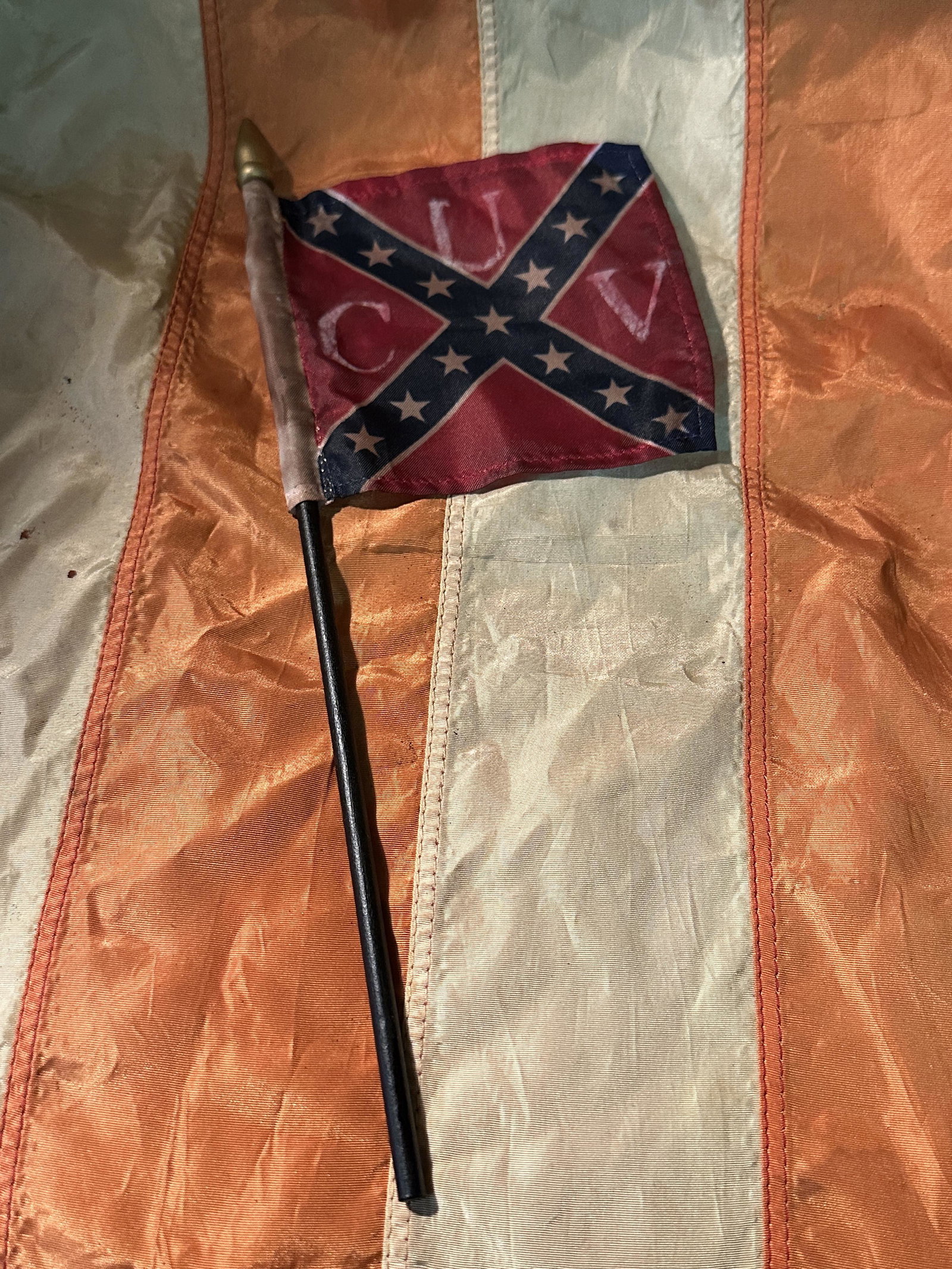 RARE CIVIL WAR UCV CONFEDERATE 13 STAR HAND-FLAG: RARE CIVIL WAR UCV CONFEDERATE 13 STAR HAND-FLAG. A RARE FIND. IT IS IN MINT OVERALL SHAPE AND CONDITION WITH A BEAUTIFUL OVERALL PATINA. SHOWS GOOD WEAR AND USE. HAS A GREAT LOOK TO IT WITH AN EXCELL