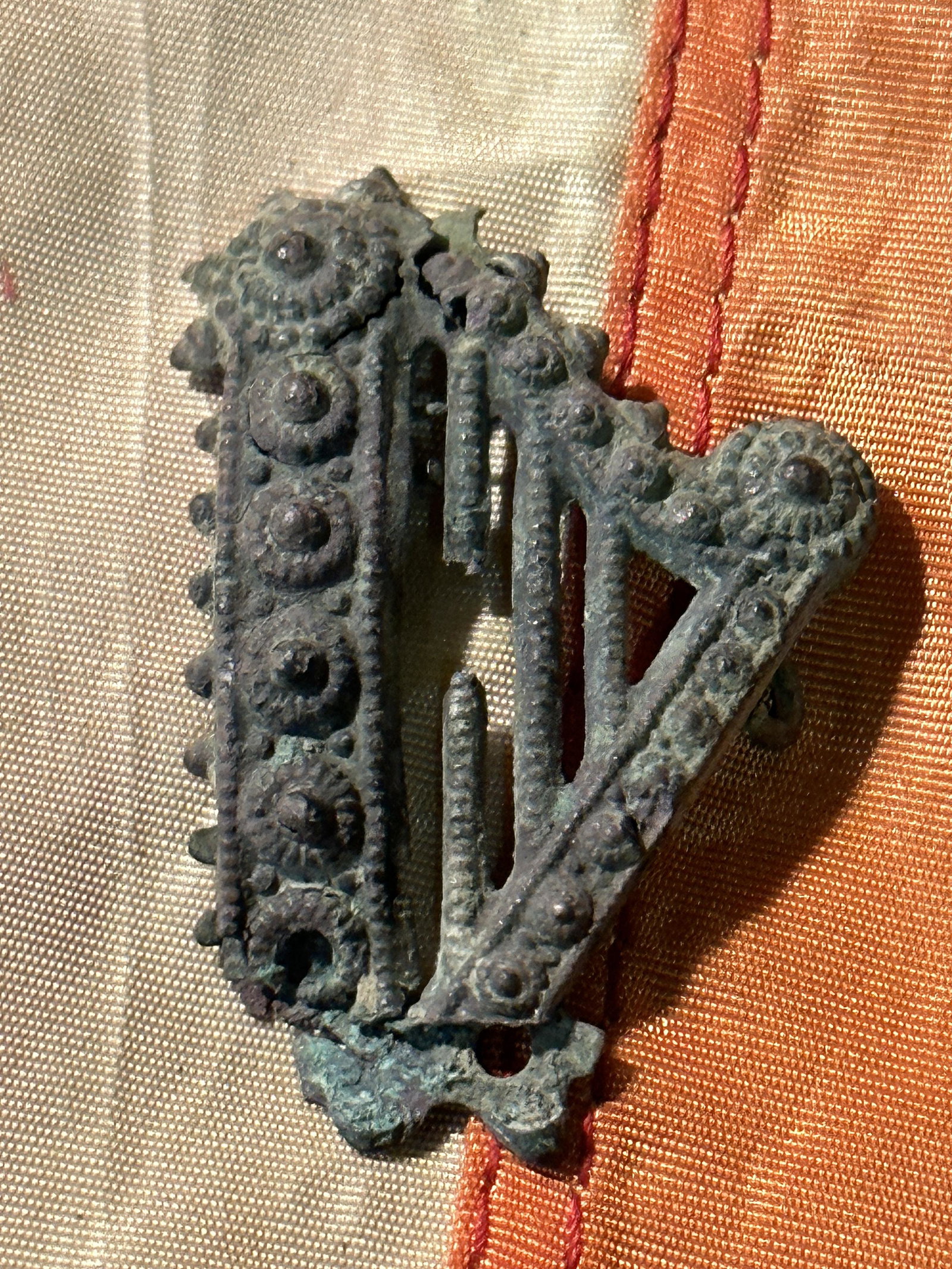 SCARCE CIVIL WAR NY IRISH BRIDAGE HARP PLATE - DUG: SCARCE CIVIL WAR NY IRISH BRIDAGE HARP PLATE - DUG. SHOWS HEAVY WEAR AND USE. IN DUG CONDITION AND SHAPE. A RARE RELIC TO ADD TO YOUR CIVIL WAR COLLECTION. A RARE FIND.