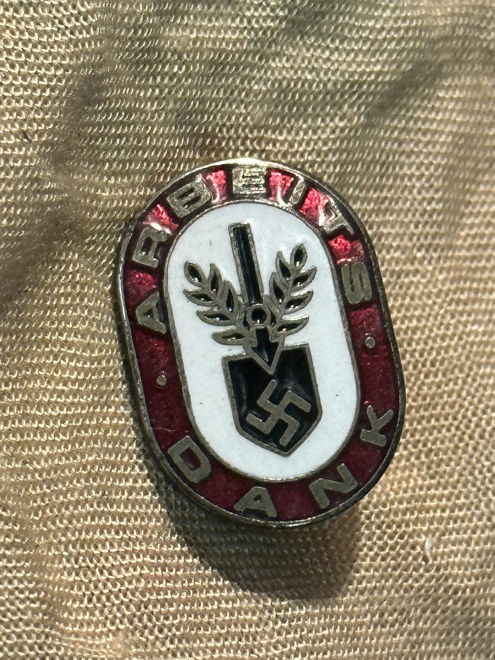 WW2 German Reichsarbeitsdienst (RAD) Arbeitsdank abzeichen lapel pin: WW2 German Reichsarbeitsdienst (RAD) Arbeitsdank abzeichen lapel pin. A RARE FIND. IT IS IN MINT OVERALL SHAPE AND CONDITION WITH A BEAUTIFUL OVERALL PATINA. SHOWS GOOD WEAR AND USE. PLEASE VIEW ALL D