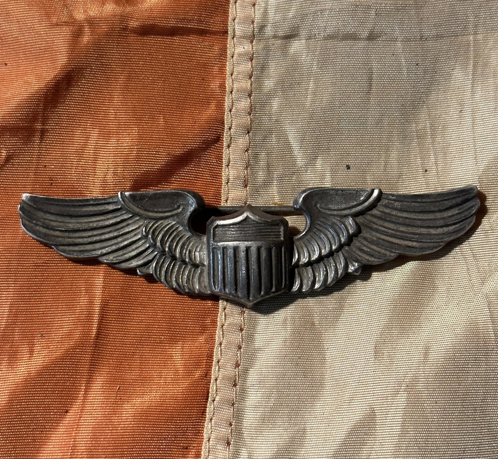 RARE WW2 U.S. STERLING SILVER PILOTS WINGS BY AMICO: RARE WW2 U.S. STERLING SILVER PILOTS WINGS BY AMICO. A RARE FIND. IT IS IN MINT OVERALL SHAPE AND CONDITION WITH A BEAUTIFUL OVERALL PATINA. PLEASE VIEW ALL DETAILED PICTURES. A GREAT FIND AND AN EXCE