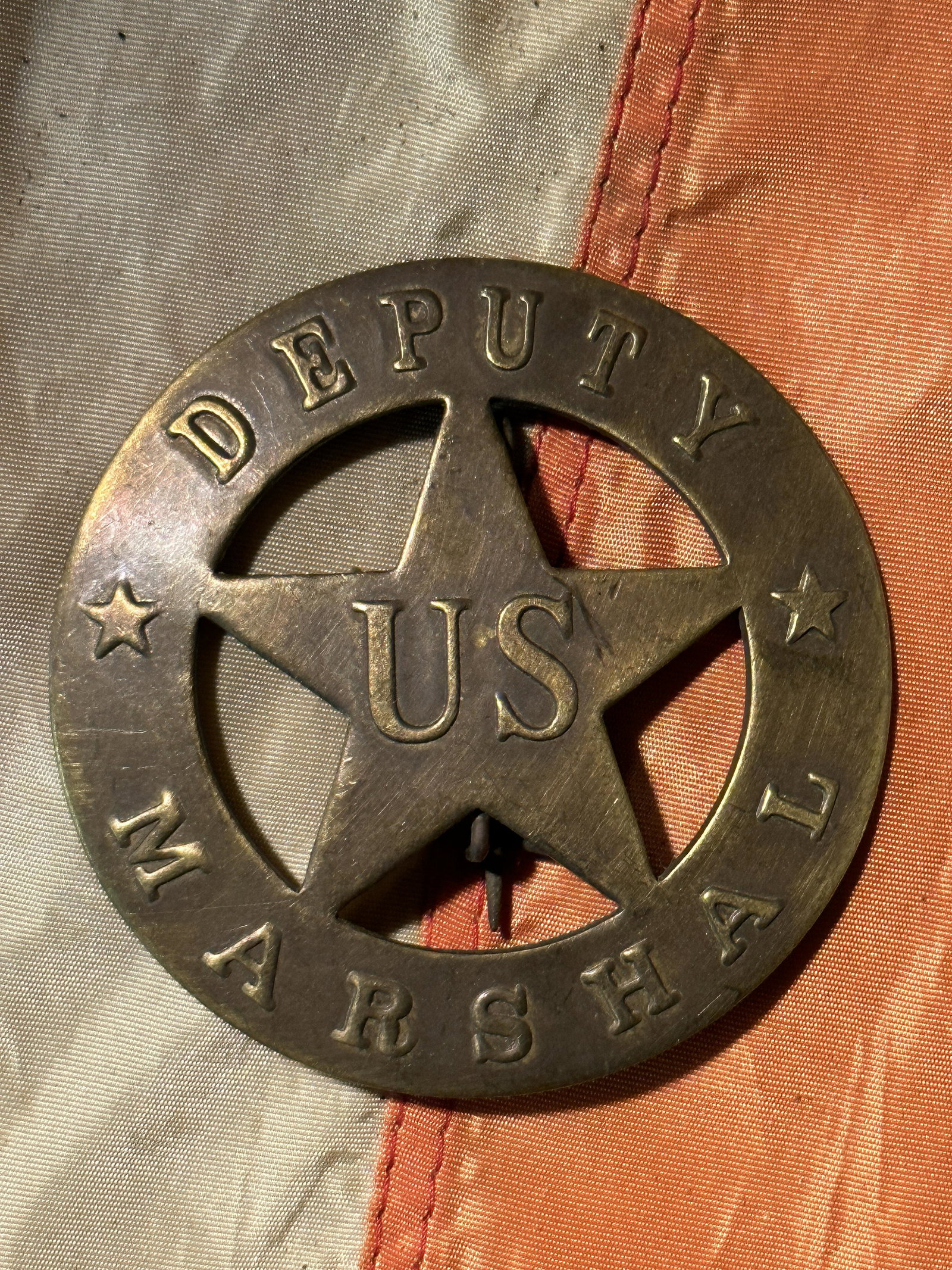 ANTIQUE DEPUTY US MARSHAL BADGE: ANTIQUE DEPUTY US MARSHAL BADGE. A RARE FIND. IT IS IN MINT OVERALL SHAPE AND CONDITION WITH A BEAUTIFUL OVERALL PATINA. A GREAT FIND AND AN EXCELLENT ADDITION TO YOUR COLLECTION.