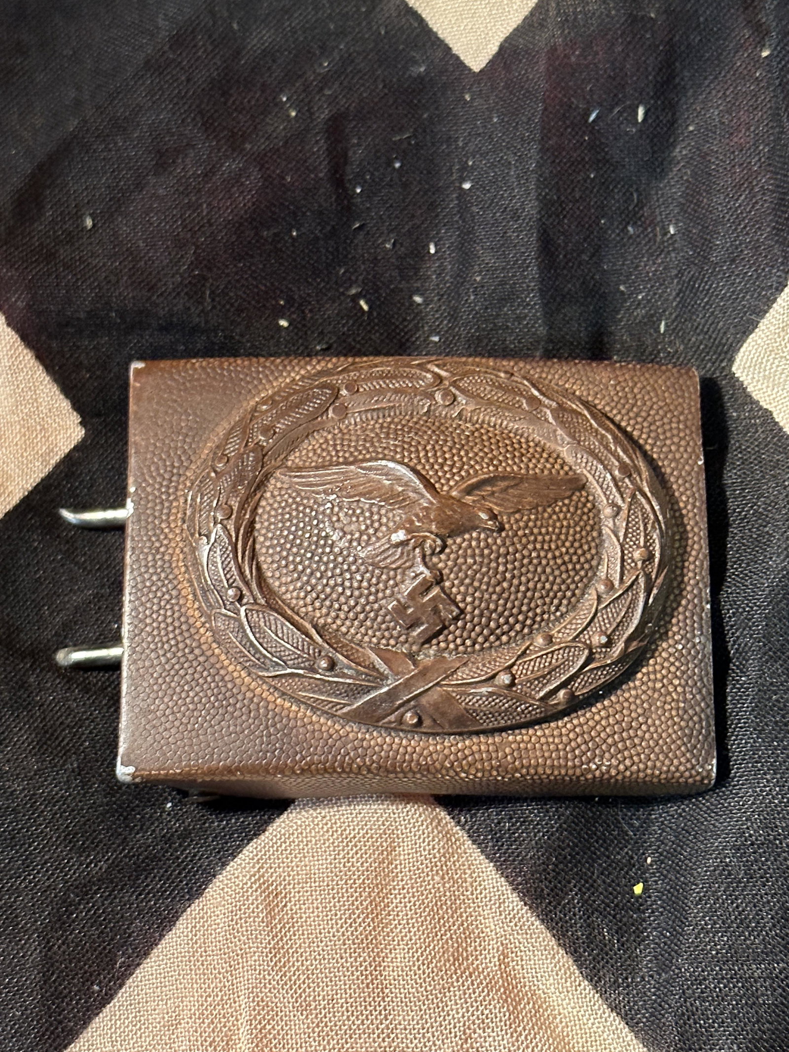 RARE WW2 GERMAN LUFTWAFFE (AIRFORCE) EM/NCO'S CRANK CATCH BELT BUCKLE: RARE WW2 GERMAN LUFTWAFFE (AIRFORCE) EM/NCO'S CRANK CATCH BELT BUCKLE. Military belts and their corresponding buckles date back centuries and were initially designed for attaching swords and daggers. 