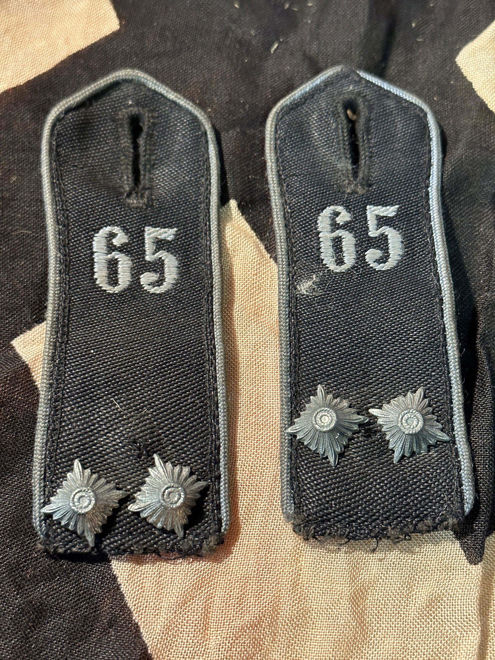 SET OF WW2 GERMAN MILITARY SCHOOL/STUDENT GROUP BANN 65 SHOULDER BOARDS: SET OF WW2 GERMAN MILITARY SCHOOL/STUDENT GROUP BANN 65 SHOULDER BOARDS. A RARE FIND. IT IS IN MINT OVERALL SHAPE AND CONDITION WITH A BEAUTIFUL OVERALL PATINA. SHOWS GOOD WEAR AND USE. PLEASE VIEW AL