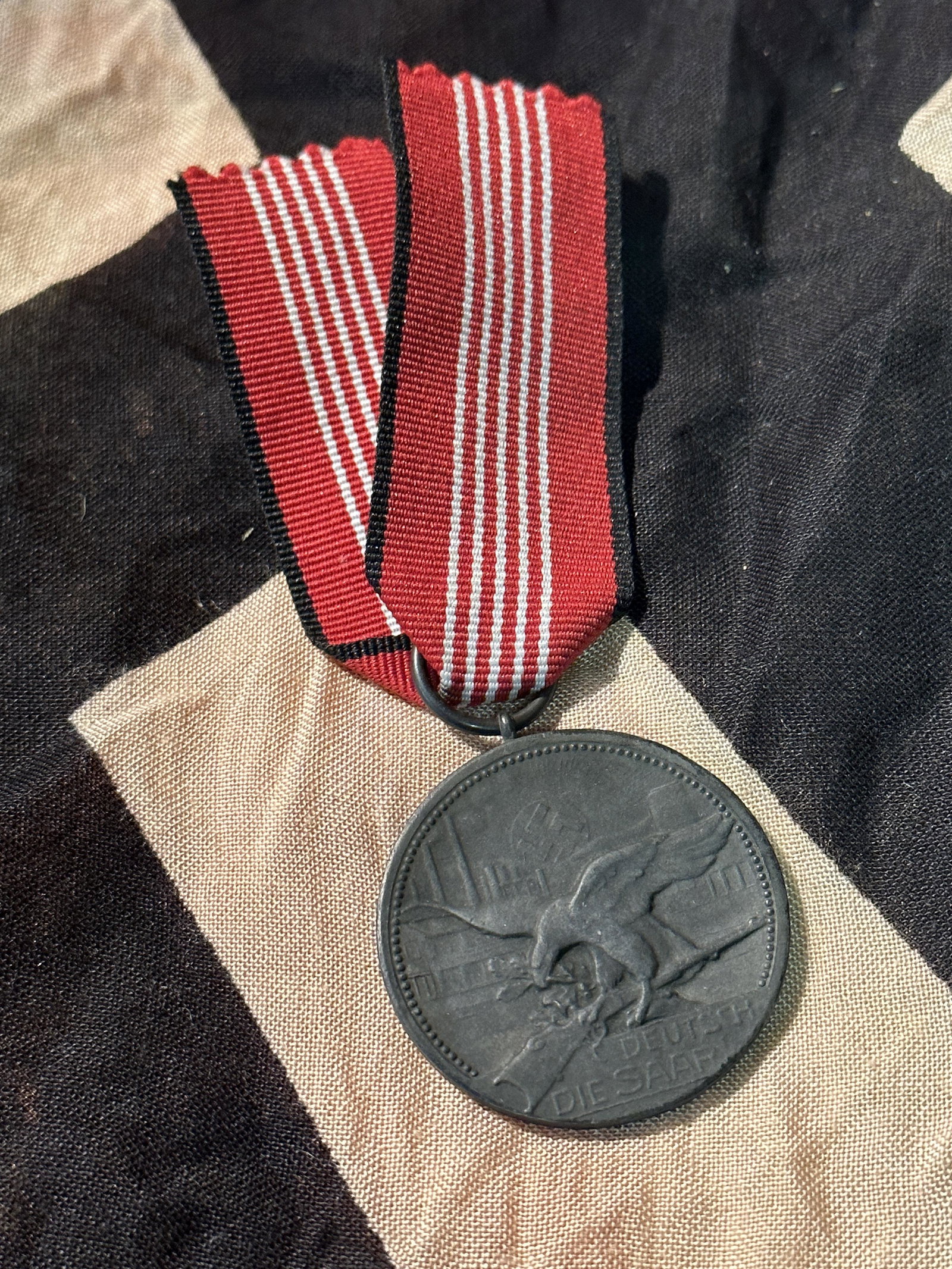 1935 WW2 GERMAN SCHUTZENVEREIN TELL PACHTEN MEDAL: 1935 WW2 GERMAN SCHUTZENVEREIN TELL PACHTEN MEDAL - DEUTSCH DIE SAAR. SHOWS GOOD WEAR AND HEAVY USE. LOOKS ABSOLUTLEY STUNNING. PLEASE VIEW ALL DETAILED PICTURES. A WELL MADE ANTIQUE GERMAN ARTIFACT.