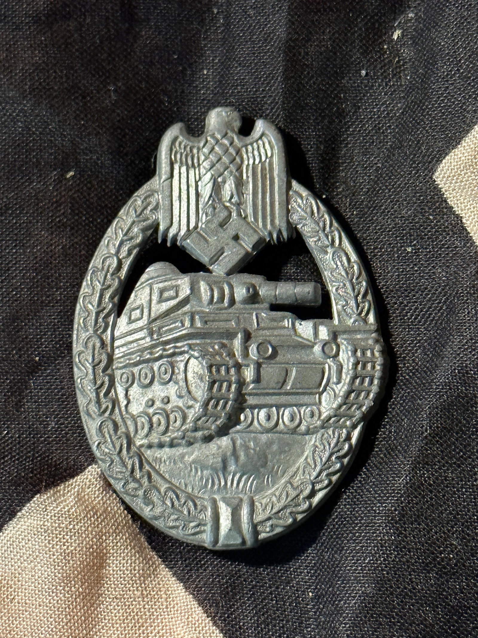 WW2 GERMAN PANZER ASSAULT BADGE - PANZERKAMPFABZEICHEN: WW2 GERMAN PANZER ASSAULT BADGE - PANZERKAMPFABZEICHEN. A RARE FIND. IT IS IN MINT OVERALL SHAPE AND CONDITION WITH A BEAUTIFUL OVERALL PATINA. SHOWS GOOD WEAR AND USE. A WELL MADE ANTIQUE GERMAN ARTI