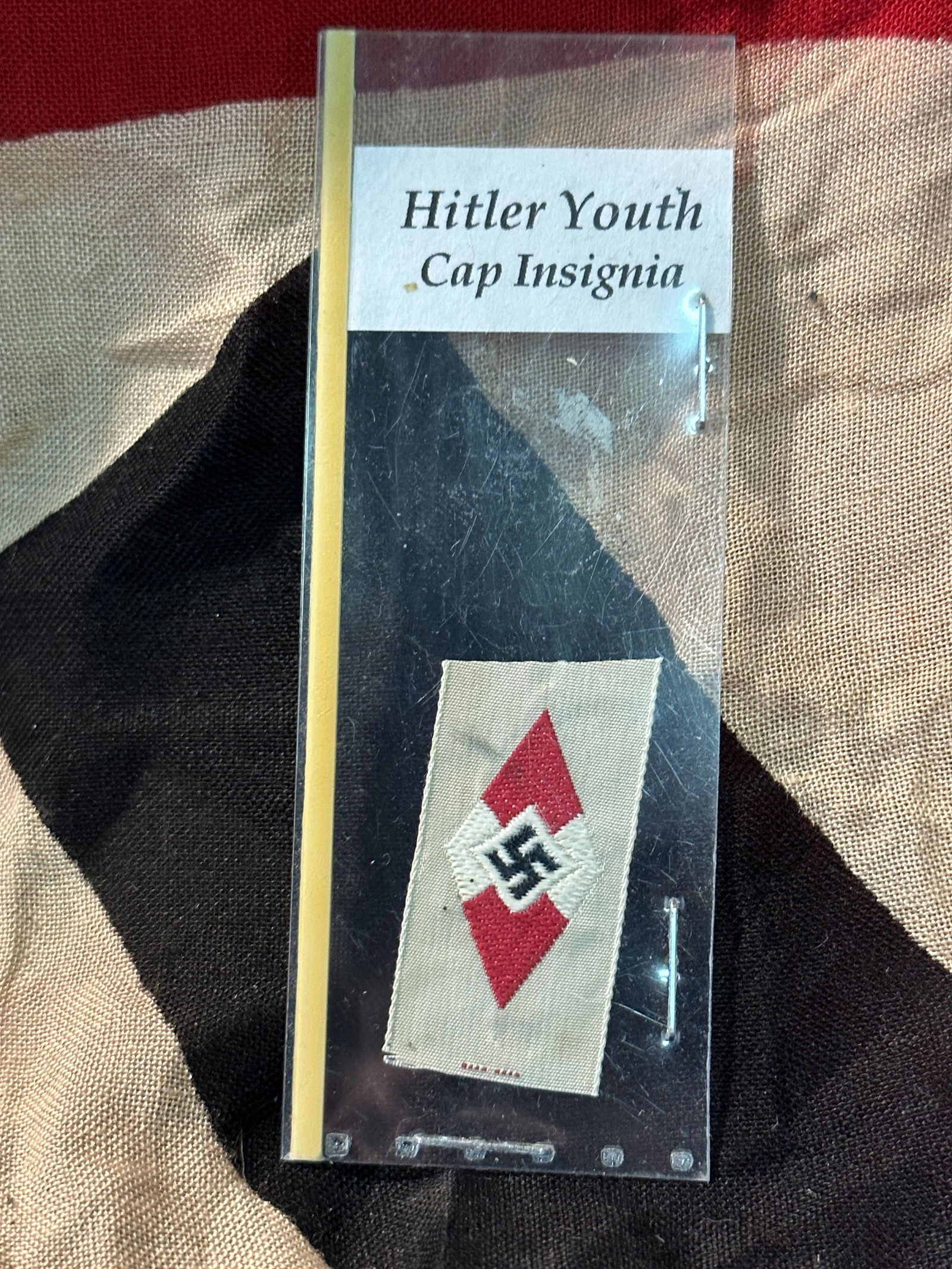 WW2 GERMAN HITLER YOUTH CAP INSIGNIA: WW2 GERMAN HITLER YOUTH CAP INSIGNIA. A RARE FIND. WAS BROUGHT BACK HOME BY A VET. PLEASE VIEW ALL DETAILED PICTURES. A WELL MADE ANTIQUE GERMAN ARTIFACT.