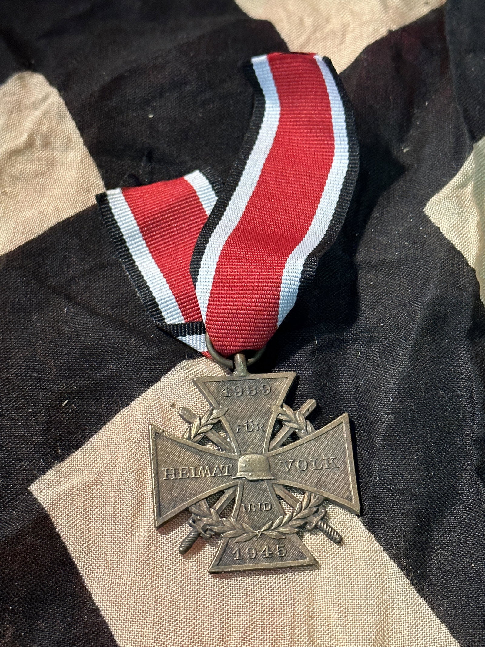 WW2 GERMAN AUSTRIAN CROSS OF HONOR 1939-1945 W/MAKER MARKS: WW2 GERMAN AUSTRIAN CROSS OF HONOR 1939-1945 W/MAKER MARKS. COMES FROM A COLLECTION. A VERY RARE FIND. SHOWS GOOD WEAR AND USE. PLEASE VIEW ALL DETAILED PICTURES. A WELL MADE ANTIQUE GERMAN ARTIFACT.