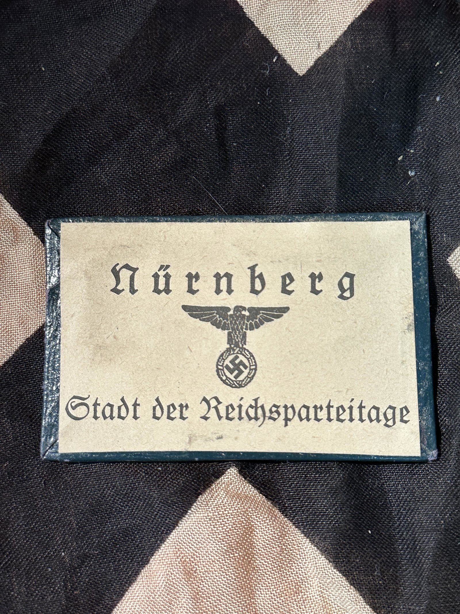 WW2 GERMAN NURNBERG STADT DER REICHSPARTEITAGE POCKET MIRROR: WW2 GERMAN NURNBERG STADT DER REICHSPARTEITAGE POCKET MIRROR. COMES FROM A COLLECTION. A VERY RARE FIND. SHOWS GOOD WEAR AND USE. PLEASE VIEW ALL DETAILED PICTURES. A WELL MADE ANTIQUE GERMAN ARTIFACT