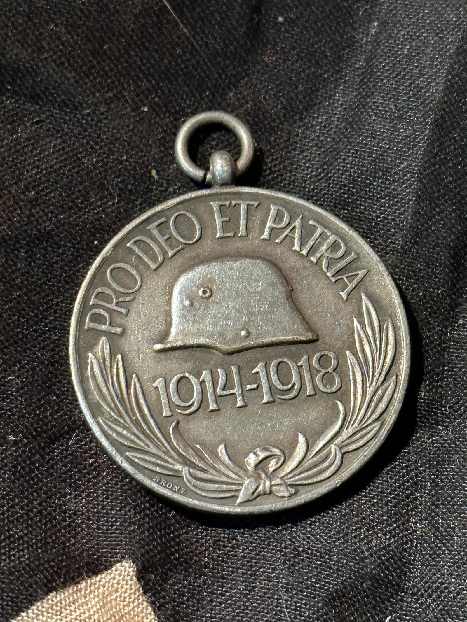 THE AUSTRO-HUNGARIAN COMMEMORATIVE MEDAL IN MEMORY OF WW1: The Austro-Hungarian commemorative medal in memory of WW1. â€œPro deo et patria 1914-1918” (hungarian: Magyar HÃ¡borÃºs EmlÃ©kÃ©rem) is the state award of Hungary, was established on