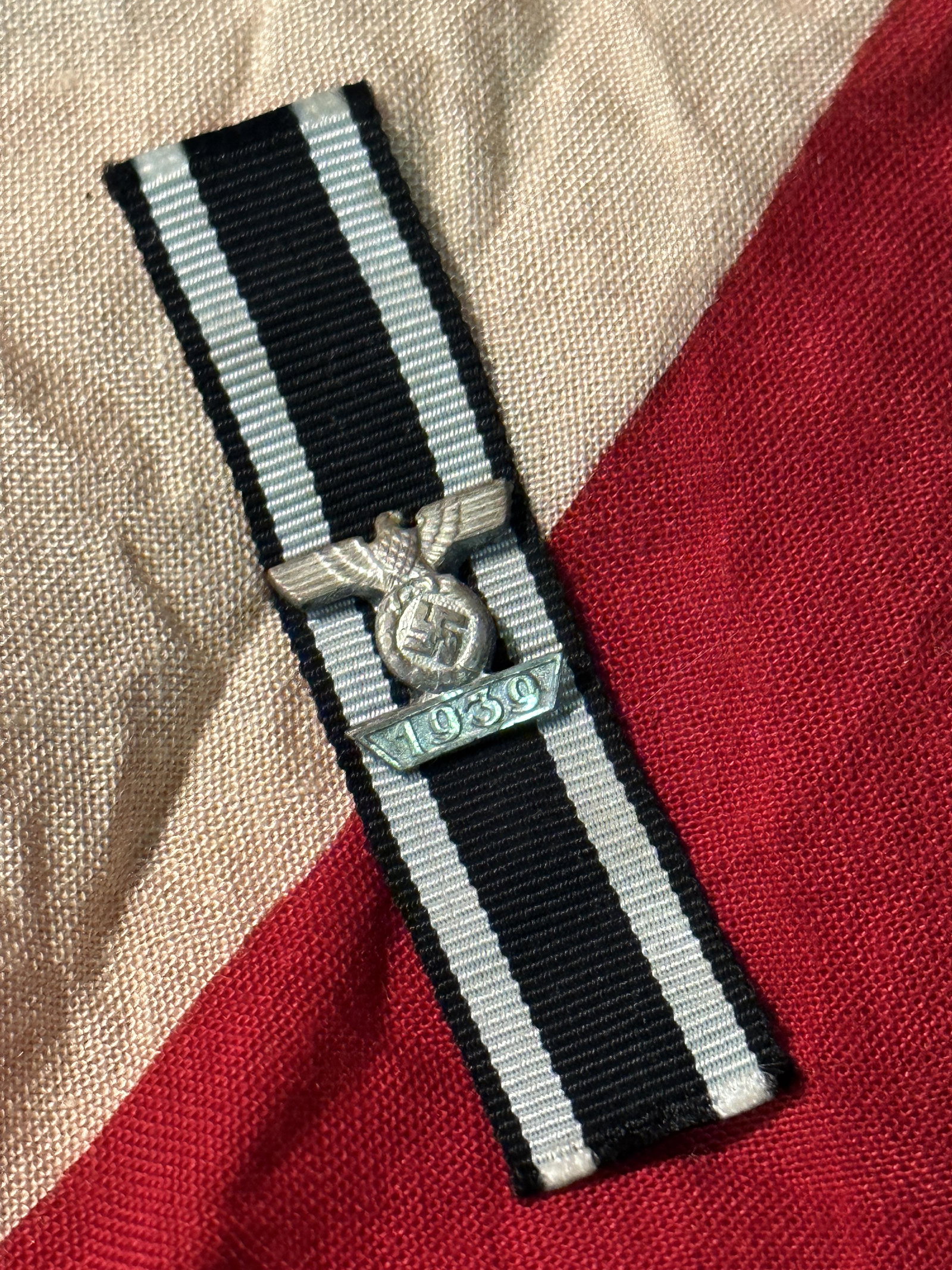 WW2 GERMAN 2ND CLASS IRON CROSS SPANGE 1939: WW2 GERMAN 2ND CLASS IRON CROSS SPANGE 1939. A VERY RARE FIND. COMES FROM A COLLECTION. SHOWS GOOD WEAR AND USE. THE OBVERSE DEPICTS A POWERFUL REICHS EAGLE PERCHED ATOP A WREATHED MOBILE SWASTIKA WIT