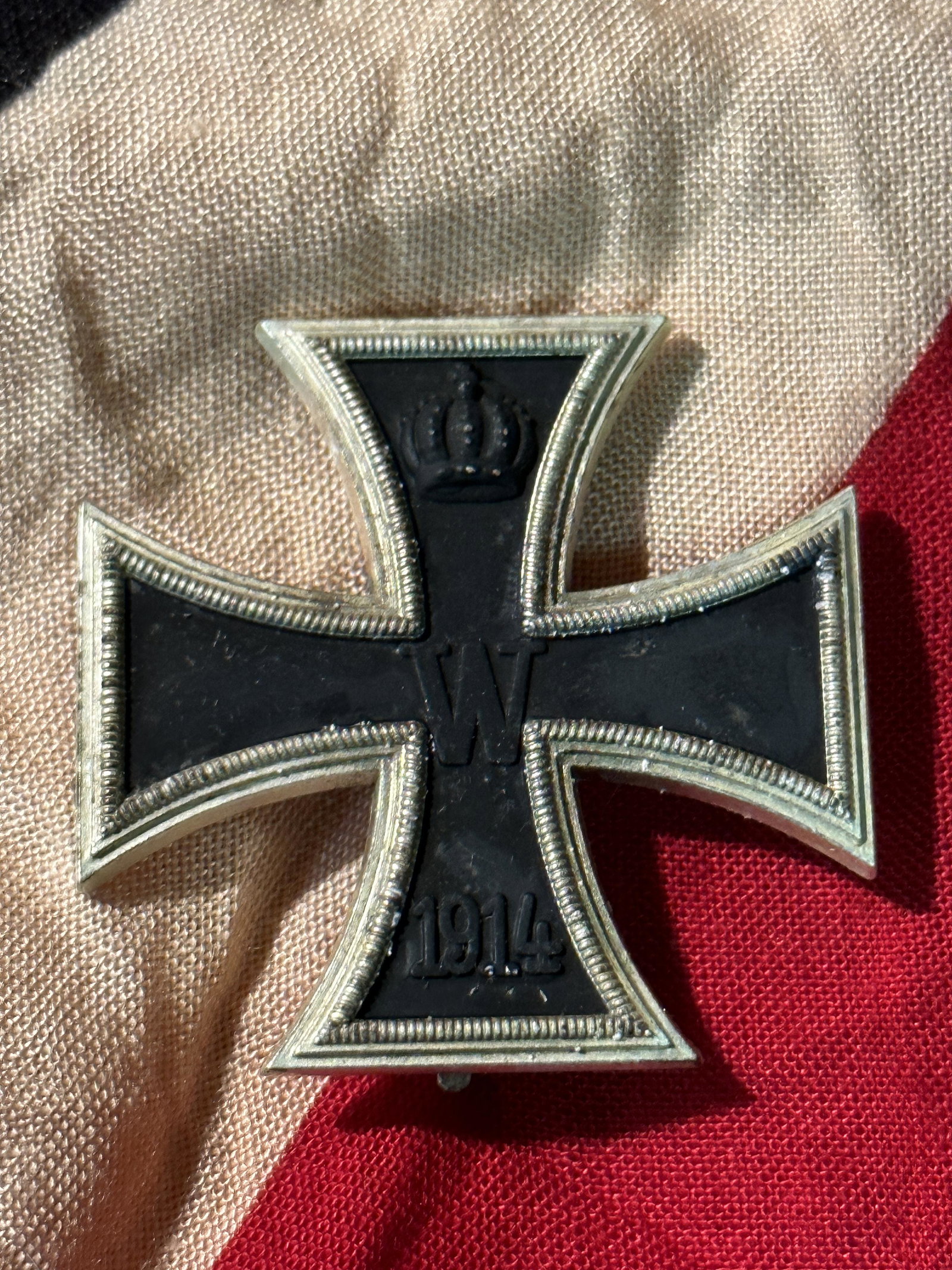 WW1 GERMAN IRON CROSS FIRST CLASS 1914-1918: WW1 GERMAN IRON CROSS FIRST CLASS 1914-1918. Unnamed as issued. A cross pattee in black iron edged with silver. Obverse: A 'W' in the centre with a crown on the top and '1914' on the lower arm. Revers