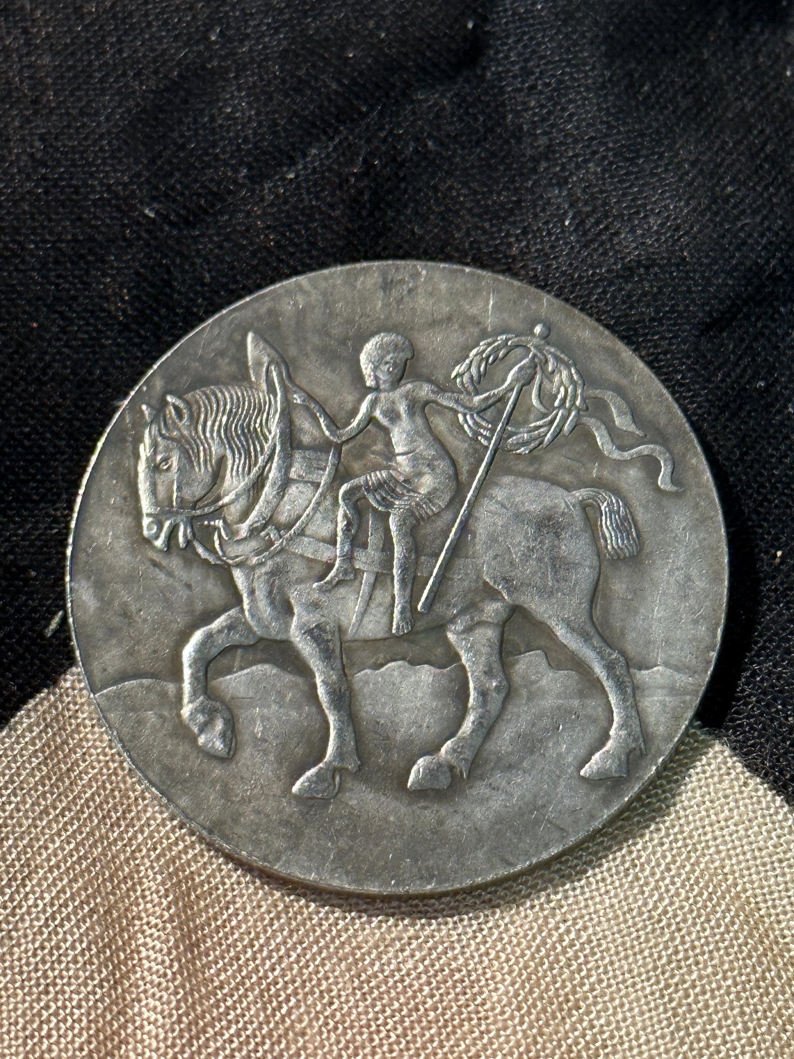 WW1 GERMAN EQUISTRIAN MUNCHEN 1908 SILVER MEDAL: WW1 GERMAN EQUISTRIAN MUNCHEN 1908 SILVER MEDAL. COMES FROM A COLLECTION. A VERY RARE FIND. SHOWS GOOD WEAR AND USE. PLEASE VIEW ALL DETAILED PICTURES. A WELL MADE ANTIQUE GERMAN ARTIFACT.
