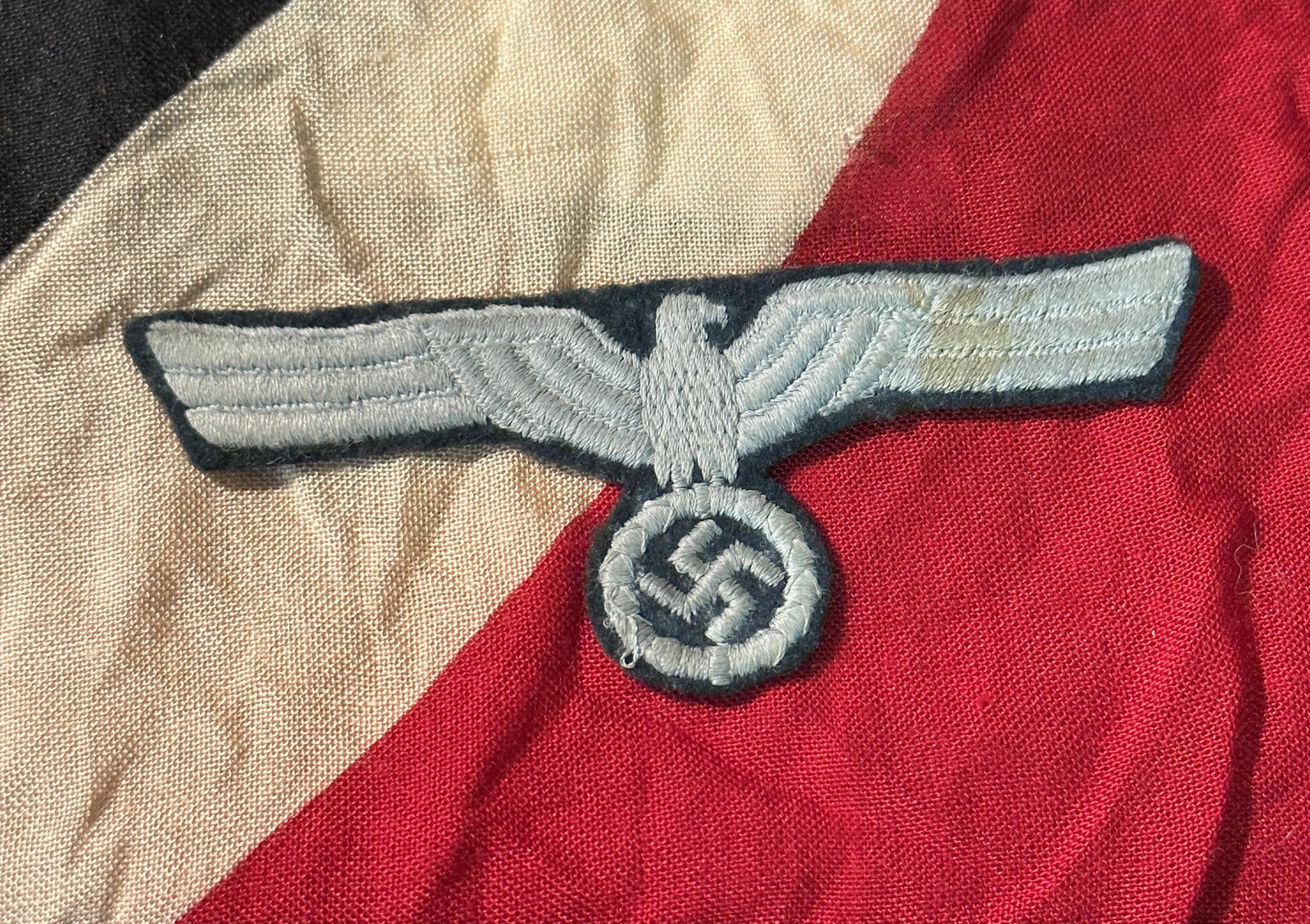 WW2 GERMAN ARMY OFFICERâ€™S UNIFORM TUNIC EAGLE PATCH BADGE: Offered is an original WW2 German Army officerâ€™s tunic/jacket badge, as worn on the service jacket cap. Hand woven silver bullion, in excellent condition, with interspaced grey cotton thread, o