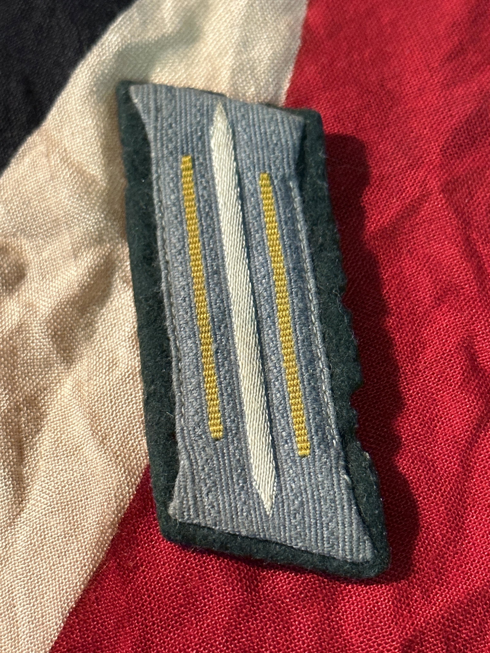 VET BRING BACK WW2 GERMAN CAVALRY, SIGNAL TROOPS COLLAR TAB: VET BRING BACK WW2 GERMAN CAVALRY, SIGNAL TROOPS COLLAR TAB. IN MINT OVERALL SHAPE AND CONDITION WITH A BEAUTIFUL OVERALL PATINA. SHOWS GOOD WEAR AND USE. PLEASE VIEW ALL DETAILED PICTURES. A WELL MAD