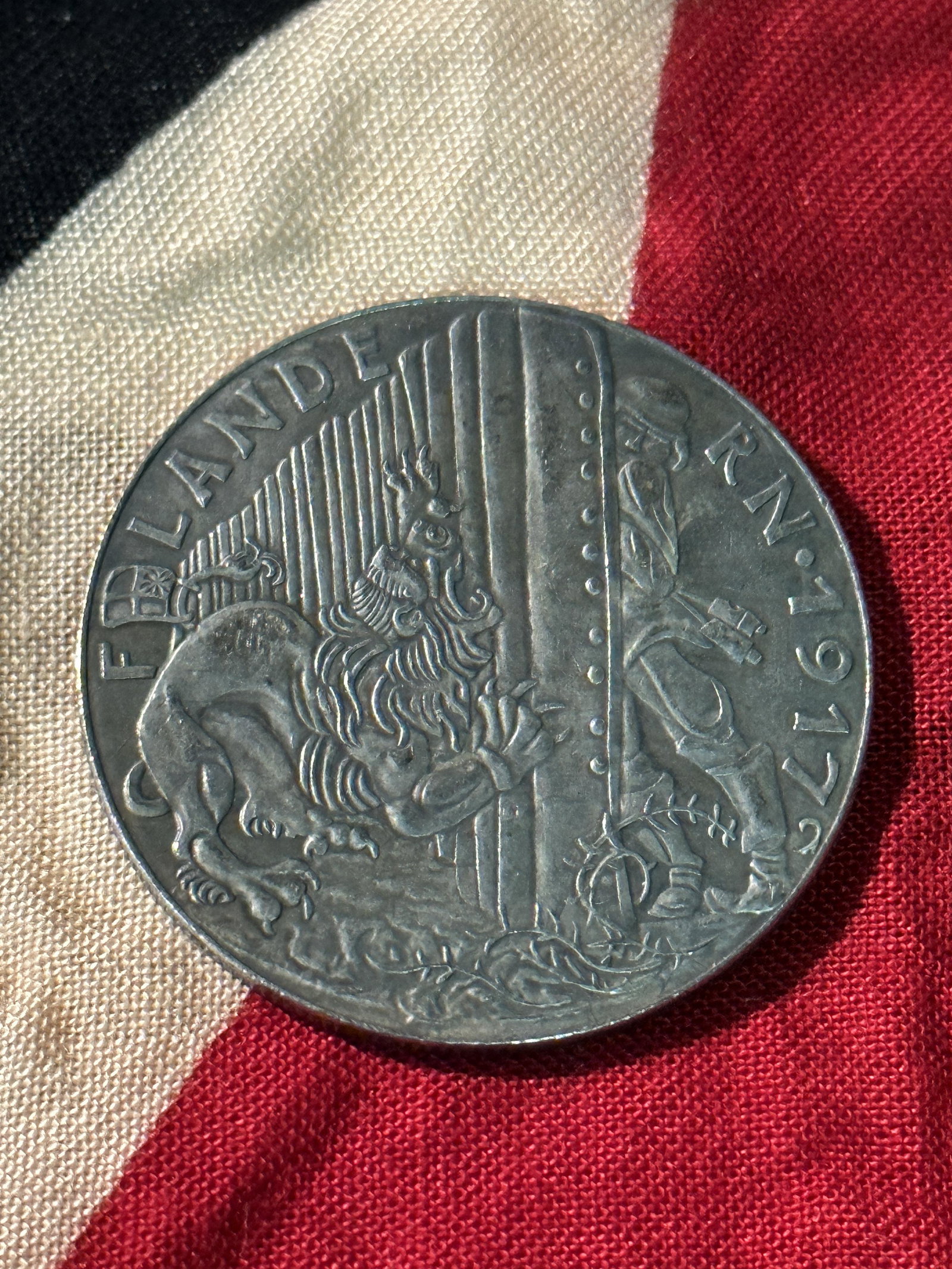 DATED 1917 WW1 GERMAN VICTORY SILVER COIN AWARD: DATED 1917 WW1 GERMAN VICTORY SILVER COIN AWARD MEDAL. IN MINT OVERALL SHAPE AND CONDITION WITH A BEAUTIFUL OVERALL PATINA. SHOWS GOOD WEAR AND USE. PLEASE VIEW ALL DETAILED PICTURES. A RARE FIND.