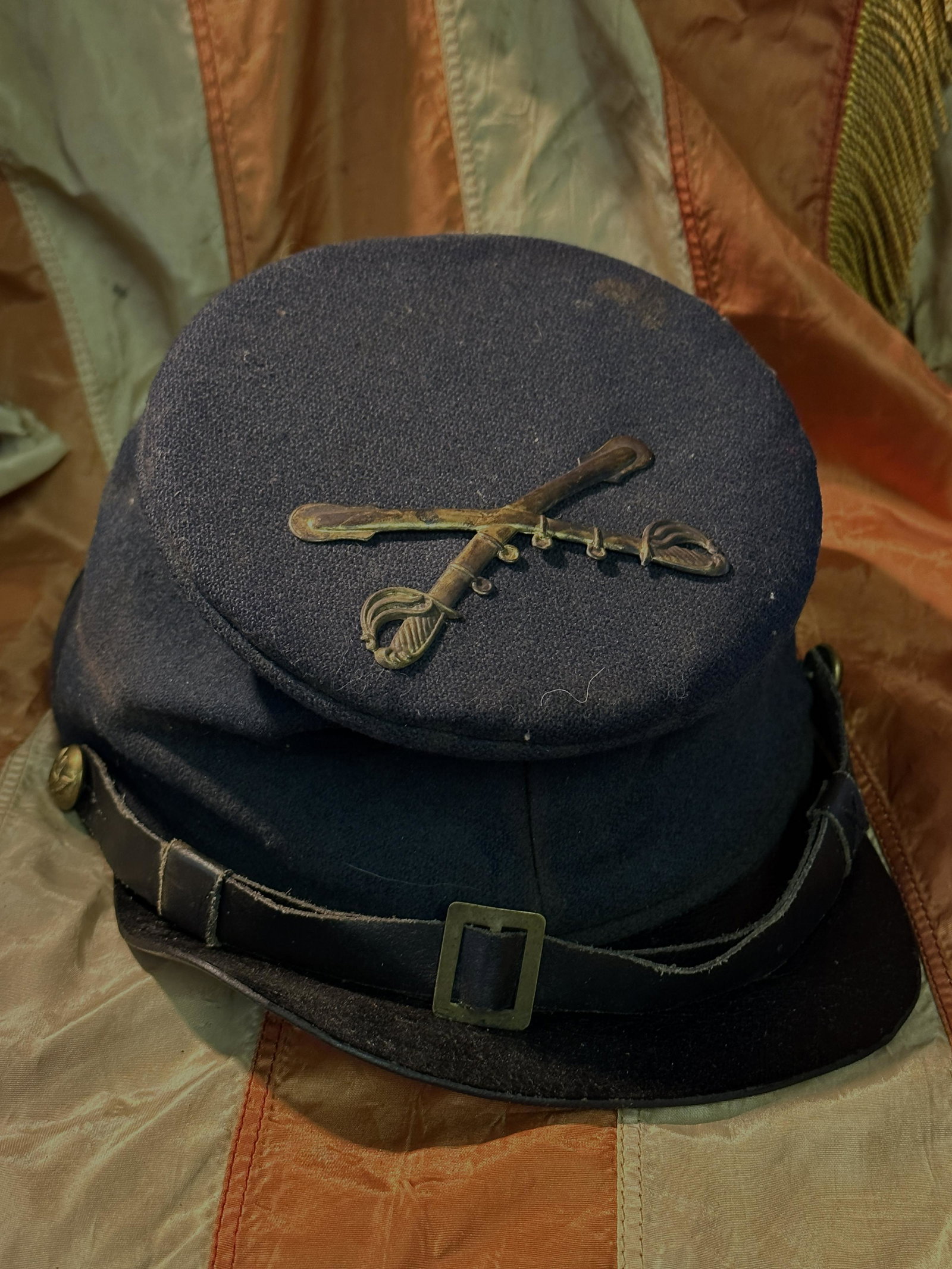 EXCEPTIONAL CIVIL WAR UNION CAVALRY OFFICER FORAGE BUMMERS CAP HAT KEPI: EXCEPTIONAL CIVIL WAR UNION CAVALRY OFFICER FORAGE BUMMERS CAP HAT KEPI. A VERY RARE FIND. IT IS IN MINT OVERALL SHAPE AND CONDITIO WITH A BEAUTIFUL OVERALL PATINA. SHOWS GOOD WEAR AND USE. HAS THE CR