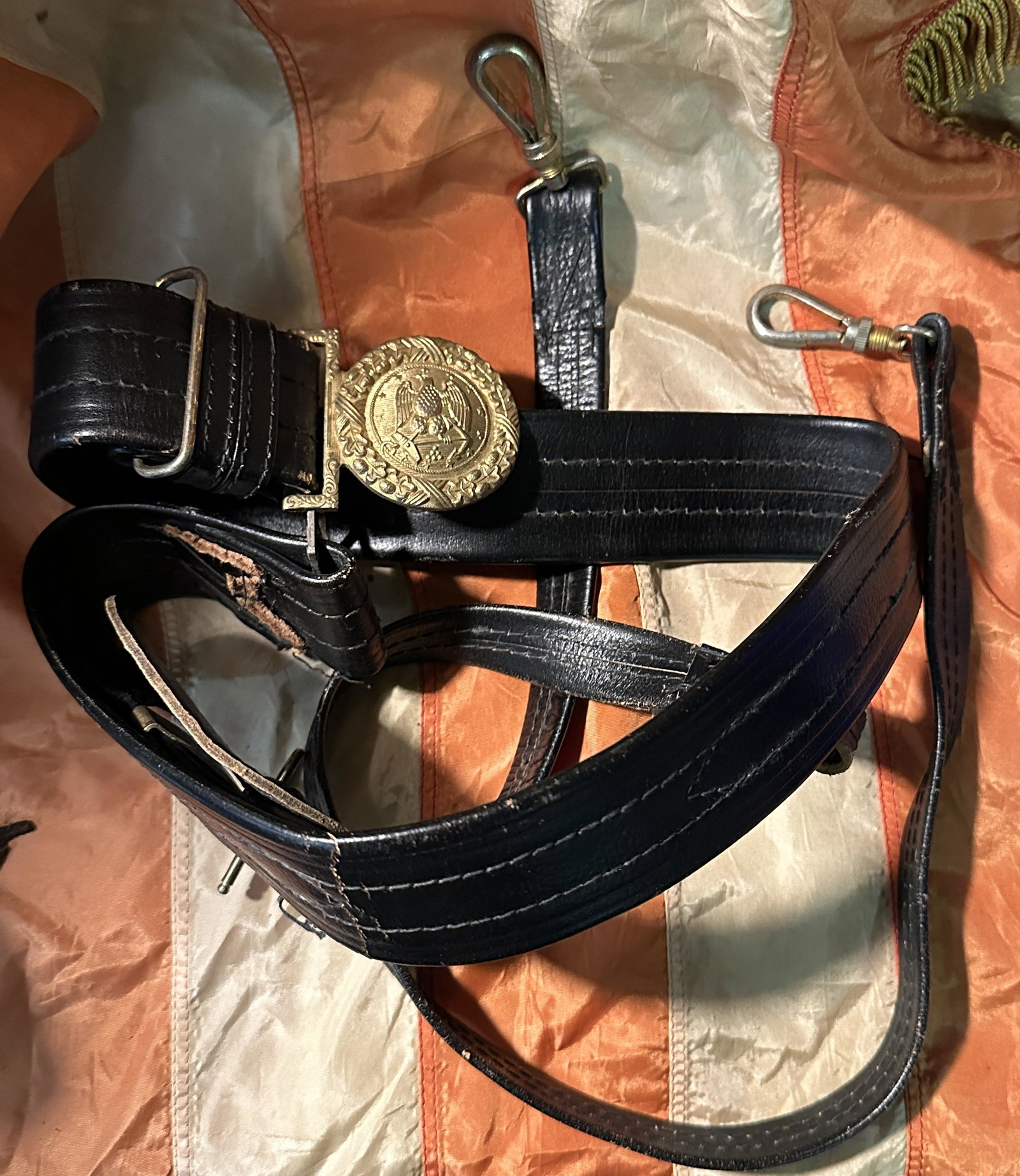 RARE CIVIL WAR USMC NAVAL OFFICER BELT WITH BUCKLE AND HOOKS: RARE CIVIL WAR USMC NAVAL OFFICER BELT WITH BUCKLE AND HOOKS. IT IS IN MINT OVERALL SHAPE AND CONDITION WITH A BEAUTIFUL OVERALL PATINA. HAS A GREAT LOOK TO IT WITH AN EXCELLENT OVERALL EYE APPEAL. PL