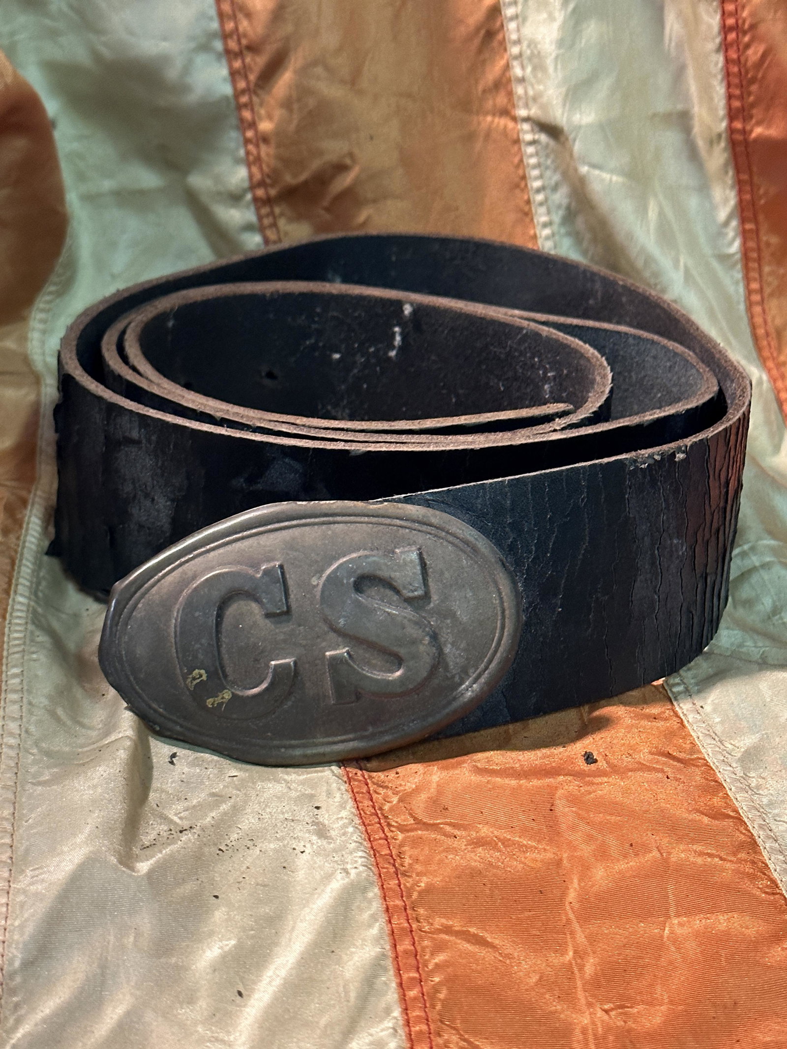 ATTIC FOUND CIVIL WAR C.S. CONFEDERATE BELT WITH BUCKLE: ATTIC FOUND CIVIL WAR C.S. CONFEDERATE BELT WITH BUCKLE. A RARE FIND. IT IS IN MINT OVERALL SHAPE AND CONDITION WITH A BEAUTIFUL OVERALL PATINA. HAS A GREAT LOOK TO IT WITH AN EXCELLENT OVERALL EYE AP