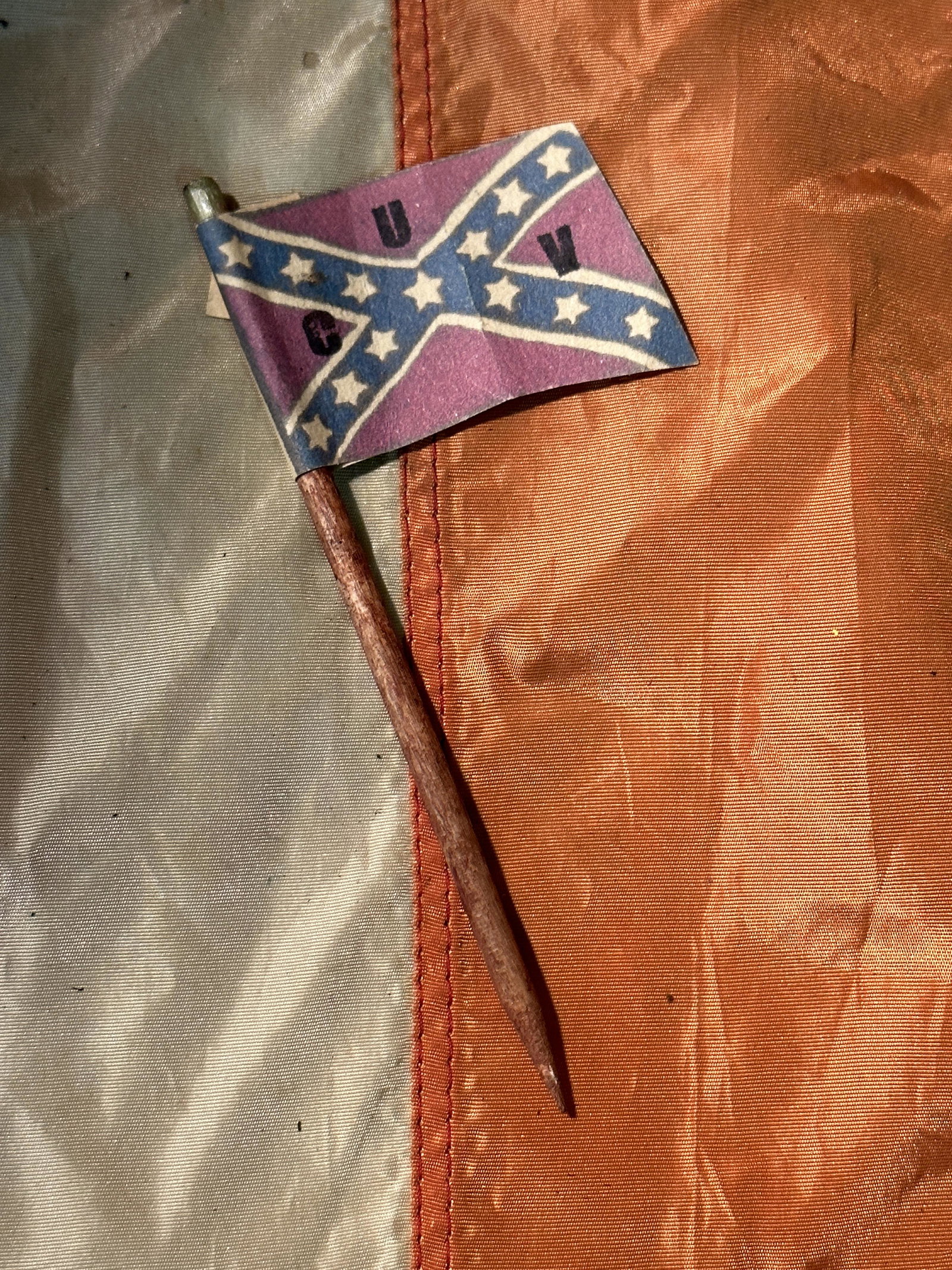RARE CIVIL WAR UCV CONFEDERATE MINIATURE HAND-FLAG: RARE CIVIL WAR UCV CONFEDERATE MINIATURE HAND-FLAG. A RARE FIND. IT IS IS IN MINT OVERALL SHAPE AND CONDITION WITH A BEAUTIFUL OVERALL PATINA. SHOWS GOOD WEAR AND USE. PLEASE VIEW ALL DETAILED PICTURE