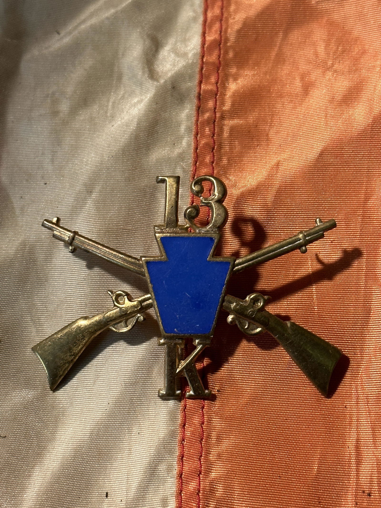 INDIAN WARS 13TH PENNSYLVANIA INFANTRY HAT DEVICE CO. K: INDIAN WARS 13TH PENNSYLVANIA INFANTRY HAT DEVICE CO. K. A RARE FIND. IT IS IN MINT OVERALL SHAPE AND CONDITION WITH A BEAUTIFUL OVERALL PATINA. SHOWS GOOD WEAR AND USE. A GREAT FIND AND AN EXCELLENT