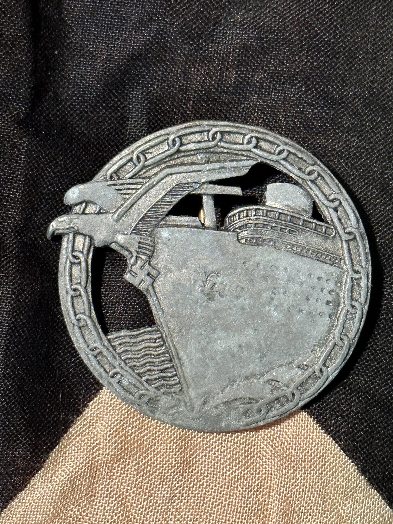 WW2 GERMAN KRIEGSMARINE BLOCKADE RUNNER BADGE - UNMARKED: WW2 GERMAN KRIEGSMARINE BLOCKADE RUNNER BADGE - UNMARKED. A RARE FIND. IT IS IN MINT OVERALL SHAPE AND CONDITION WITH A BEAUTIFUL OVERALL PATINA. SHOWS GOOD WEAR AND HEAVY USE. PLEASE VIEW ALL DETAILE