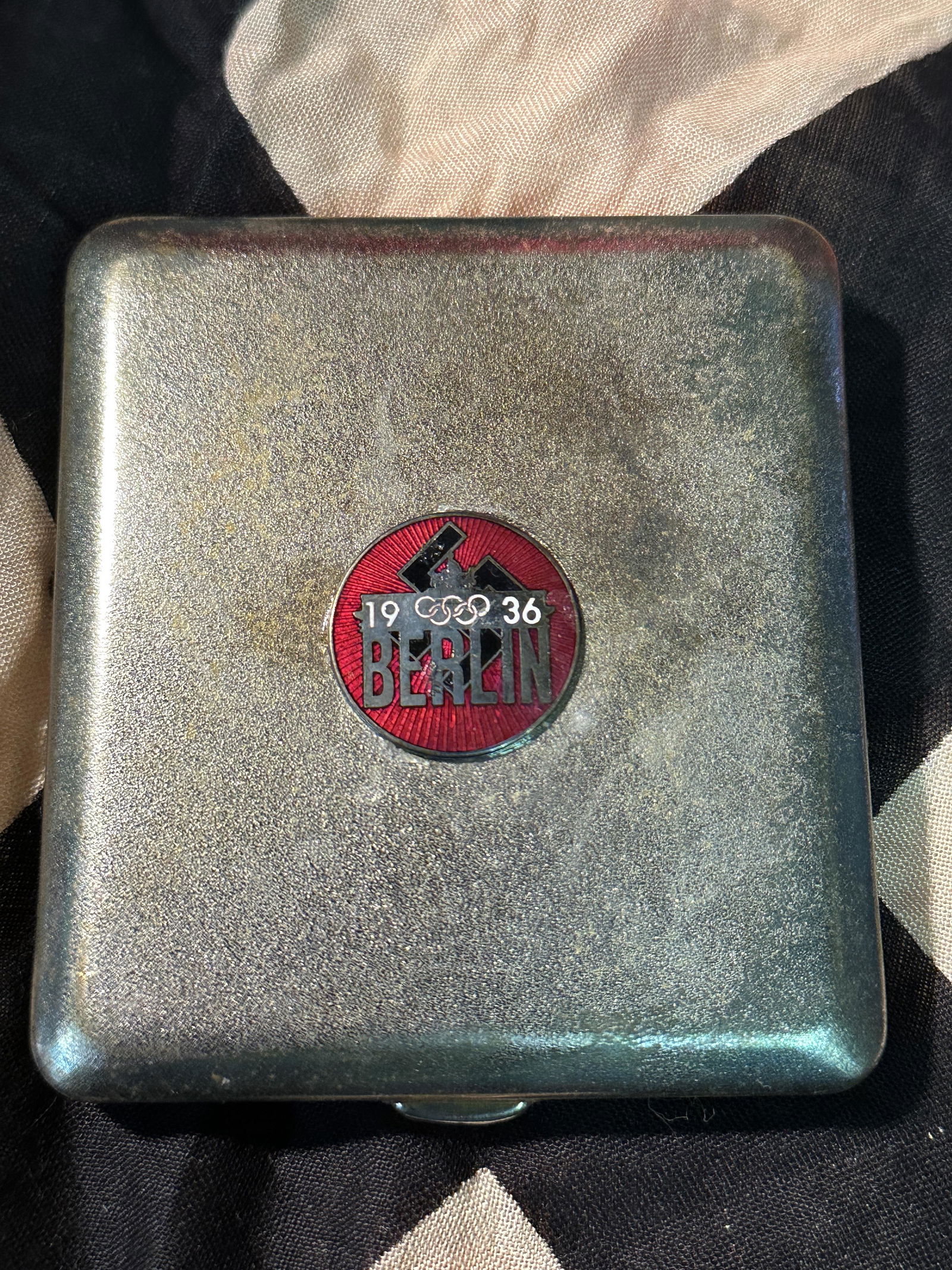 DATED 1936 WW2 GERMAN OLYMPICS OFFICER CIGARETTE CASE W/MAKER MARKS: DATED 1936 WW2 GERMAN OLYMPICS OFFICER CIGARETTE CASE W/MAKER MARKS. A RARE FIND. IT IS IN MINT OVERALL SHAPE AND CONDITION WITH A BEAUTIFUL OVERALL PATINA. SHOWS GOOD WEAR AND USE. PLEASE VIEW ALL DE