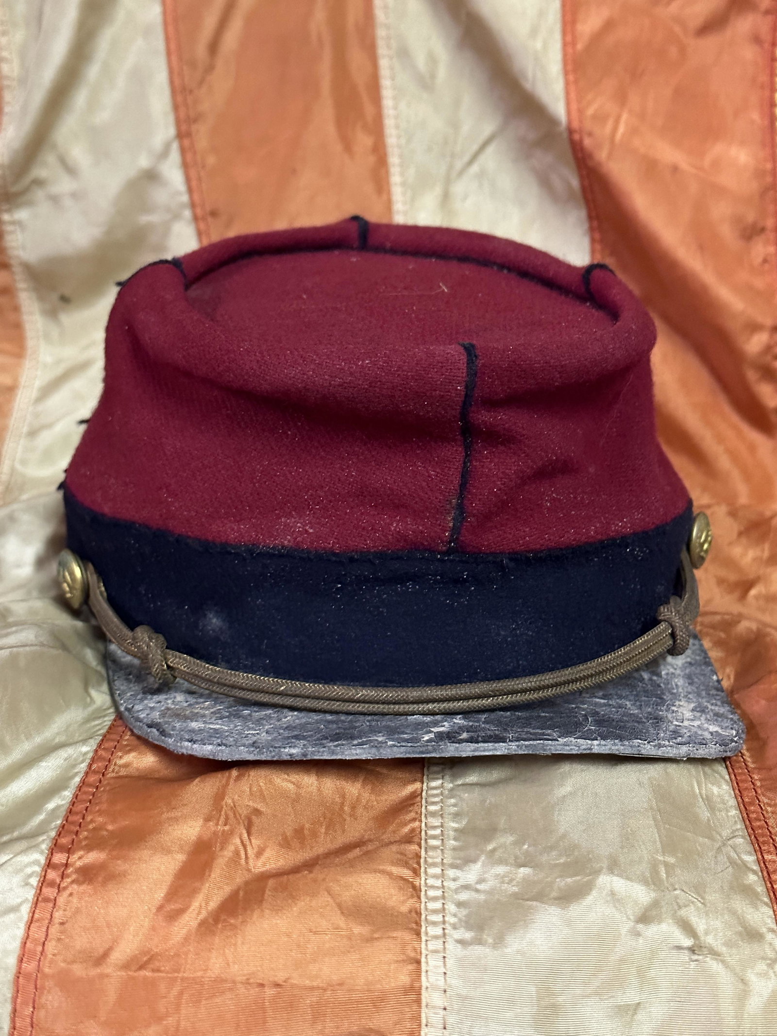 RARE CIVIL WAR CONFEDERATE ARTILLERY OFFICER FORAGE CAP HAT KEPI: RARE CIVIL WAR CONFEDERATE ARTILLERY OFFICER FORAGE CAP HAT KEPI. A VERY RARE FIND WITH CONFEDERATE BUTTONS. THIS IS A HAND-MADE FORAGE CAP THAT IS IN MINT OVERALL SHAPE AND CONDITION WITH A BEAUTIFUL